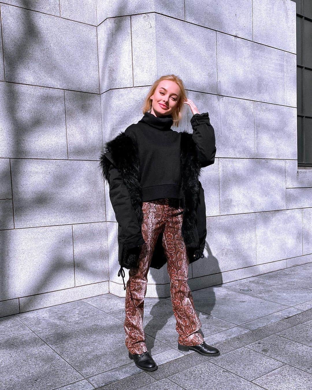 リアノン・ランゲラック（ミッチェル・ランゲラックの妻）のインスタグラム：「Catching rays on 10 degree days 🐍」