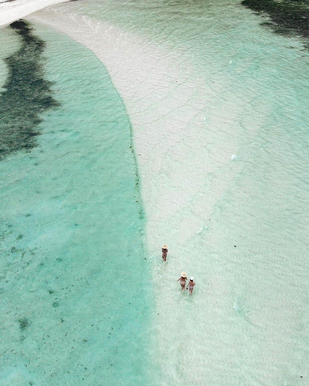 Manamiのインスタグラム：「🧊🧊🧊 ロングビーチに続く 満ちるとなくなっちゃうサンドロード🏝 2回目のパラオだったけど、 やっぱりパラオの海には感動🥺🤍🤍🤍 潜っても空から見ても美しい🥺✨ ㅤ 📸 @dji_japan @djiglobal #mavicair」