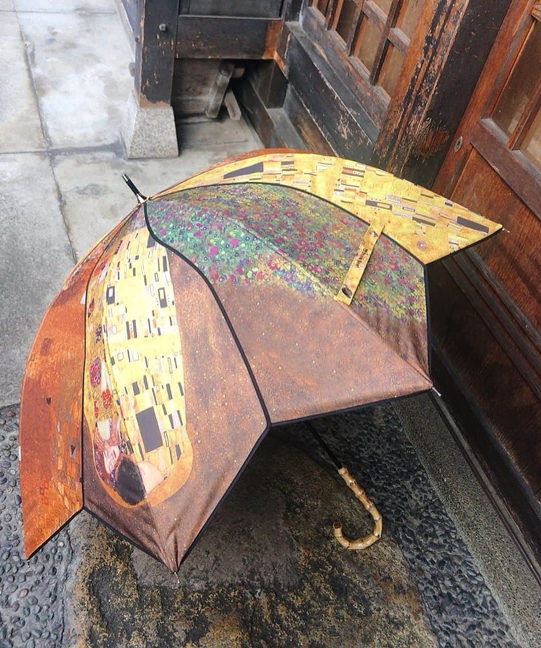 マキさんのインスタグラム写真 - (マキInstagram)「こんばんは🌇 週末をゆっくり過ごされてますか⁉️ 先日、楽しみにしていた シンクビーから2／28に発売開始のカサノヴァ　Casanovaが到着しました♥️ @thinkbee_official . 私が選んだのは、傘のデザイン深張でクリムトのプリントが高貴な傘☂️ . 早速、使って色々な人から素敵な傘ね！と声をかけて頂きました😊 . この傘なら雨の日のお出かけも楽しみになってしまいます👍 . 晴雨兼用傘 遮光率100% UVカット率99.9% グラスファイバー骨使用 で、しっかりした作りです‼️ . 公式オンラインショップでは先行販売してますから、他にもお洒落な傘がありますから是非見に行ってみてね😊 . . #casanova#カサノヴァ#傘の新星#日傘#完全遮光#thinkbee#シンクビー #先行販売#晴雨兼用傘#紫外線対策  #クリムトプリント#雨の日が楽しみ#日焼け防止#笑顔#感謝#ありがとう」2月23日 21時16分 - maki_s0205