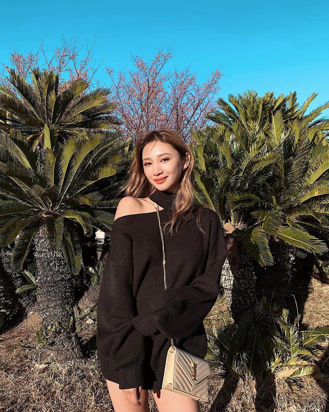 新井ニーニャのインスタグラム：「🌴﻿ ﻿ ﻿ ﻿ 𝐓𝐨𝐝𝐚𝐲'𝐬 𝐟𝐚𝐯𝐨𝐫𝐢𝐭𝐞 𝐤𝐧𝐢𝐭🧶﻿ @tothesea_healthliving ﻿ @to_the_sea_hawaii  𝐁𝐚𝐠 𝐢𝐬 @ysl ﻿ ﻿ ﻿ #ootd #knit #code﻿ #休日コーデ #ママ #ニットコーデ #ニット #モノトーンコーデ #tothesea #ysl #イヴサンローラン #サンローラン」