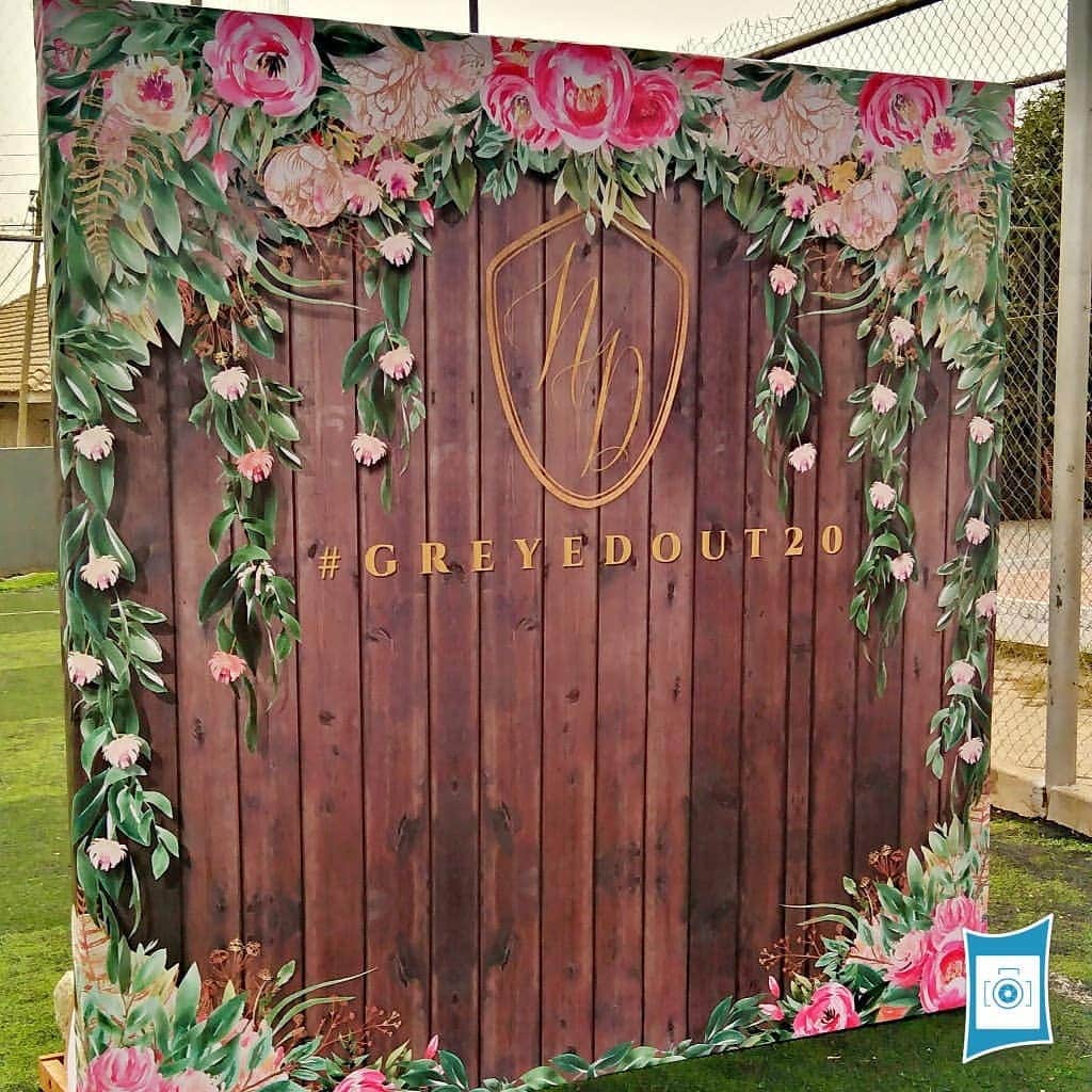 Ŝ Ŋ Ą Ƥ☻Ƥ Ą Ŋ Ĕ Ĺ?Ğ Ƕ SMMのインスタグラム：「. Grab a friend and take a Pose!! Thinking of a photo booth area at your wedding?. Decorate the space with one of our personaized/themed backdrops —  Your wedding guests will love it.  Try it... It's soooo much fun ! .  Just DM US for yours.. . Congratulations 🎊. @delasigrey + @noble_nketsiah . . #greyedout20  #makingsmileyfaces @snappanelgh. @snappanelrent. . . .」