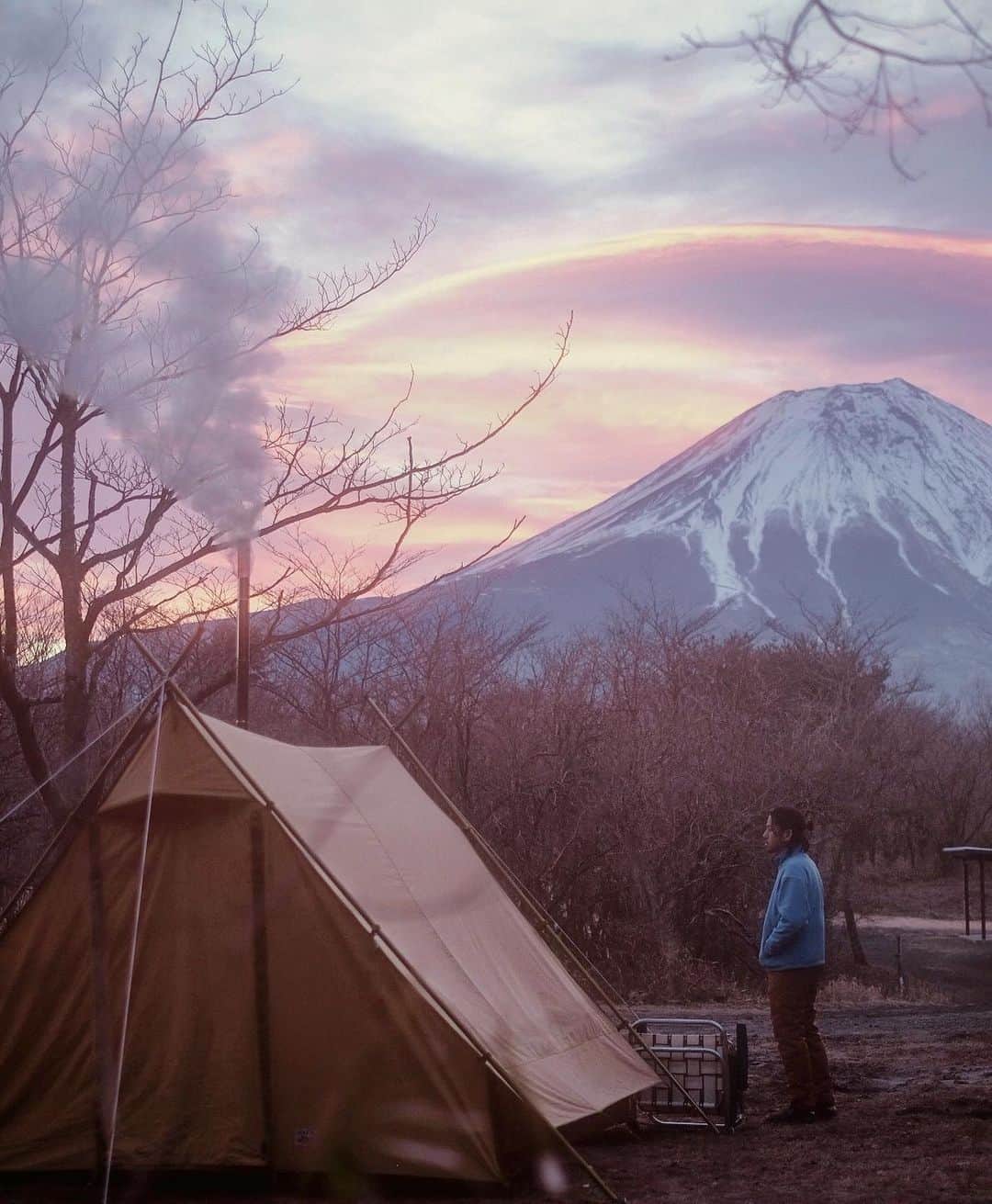のインスタグラム：「2月23日 今日は、富士山の日らしい🗻 先日の朝霧にて。 朝6時くらいかな？ 起きてからぼけぼけしながらテント開けたら 朝焼けで空がピンク色だった🐷💕🌸🍥 #一瞬で目が覚めた #家だと寝起き悪い #富士山の日 #朝霧#キャンプ」