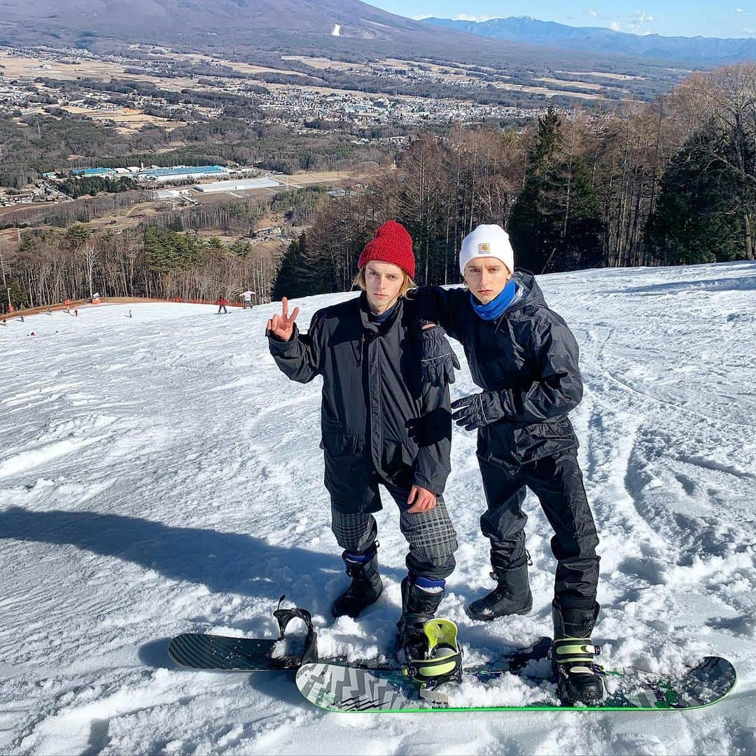 イペック・エネス（エムレエネス兄弟）さんのインスタグラム写真 - (イペック・エネス（エムレエネス兄弟）Instagram)「久しぶりのスノボー🏂🏂 めちゃめちゃ転んで全身筋肉痛になっちゃった😅😅 痛すぎて顔怒り気味だけど許して😅 皆はスノボーできる？🤔 #スキー #スノボ #冬 #雪 #仲良し #兄弟 #双子 #スタイル #ファッション #モデル #ハーフ #タレント #外国人 #winter #skiing #snow #twins #brother #fashion #model #instagram #turkiye #japan」2月23日 21時20分 - enesipektokyo