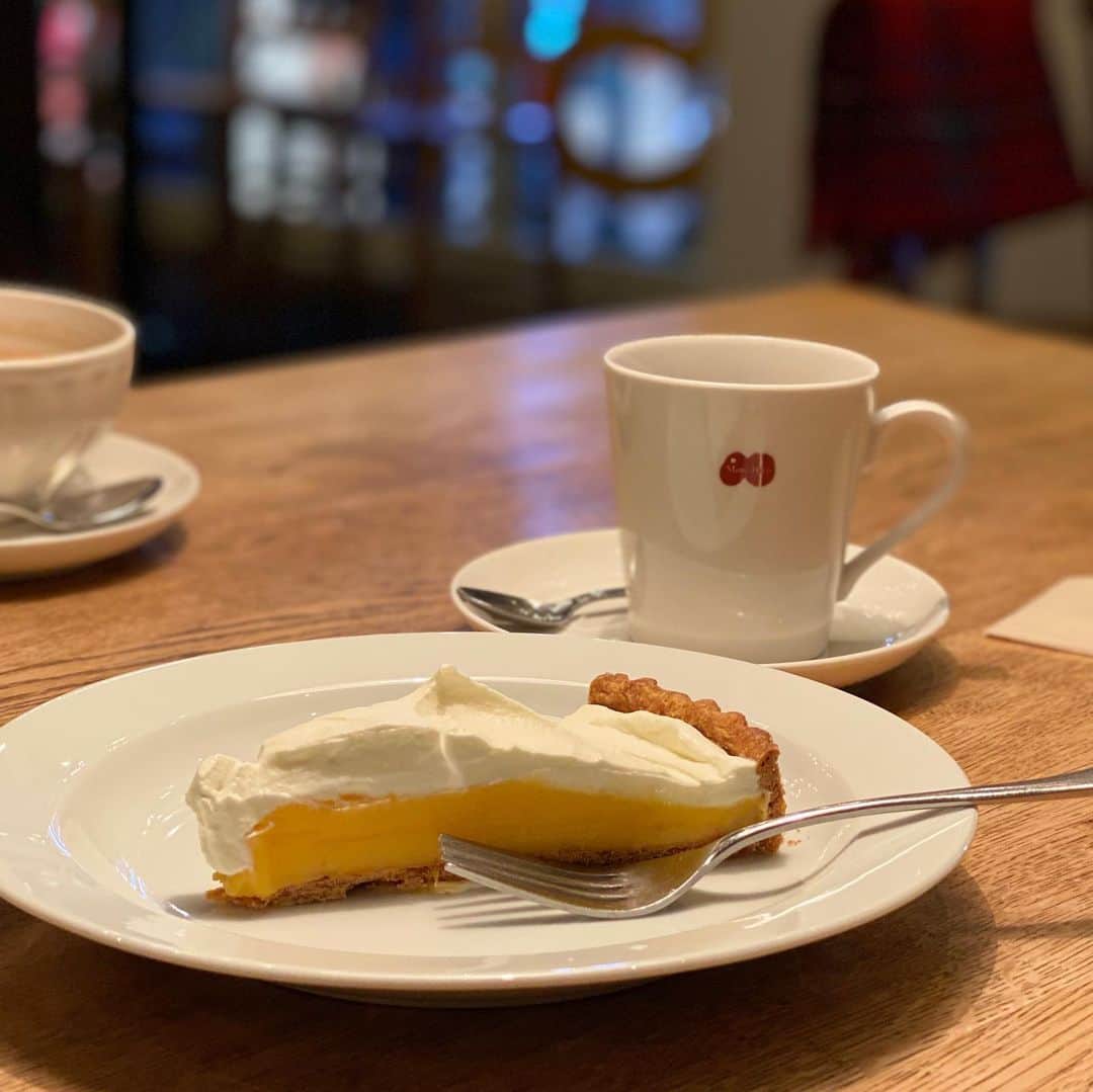 山﨑 薫のインスタグラム：「Remoncake🍋 : 夜お茶しながら、新作のタイトル周りを考えちう。 : #かふぇまめひこ #檸檬ケーキ #深煎りコーヒーが好き #渋谷カフェ巡り #ハイヤーセルフ　って連呼してる怪しい私たち」