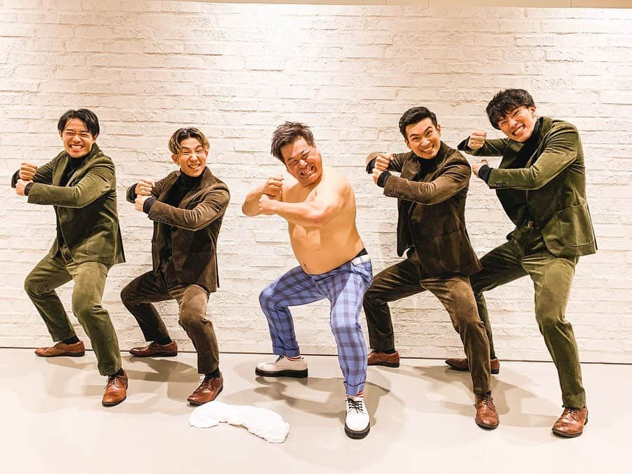 s**t kingzさんのインスタグラム写真 - (s**t kingzInstagram)「Have you already seen our performance on TV show?﻿ Horned to collab with Japanese comedian "IWAHASHI"!﻿ If you missed it or wanna see it again, go to see our official Youtube Channel🔥﻿ ﻿  日本テレビ系列「行列のできる法律相談所」﻿ プラスマイナス岩橋さん × s**t kingzによる、【クセ芸 × ダンス】のスペシャルコラボ‼️﻿ ﻿ 皆さん、ご覧頂けましたか🤷🏽‍♂️⁉️✨﻿ ﻿ 岩橋さんの"クセ"をサンプリングした﻿ オリジナル音源を制作し、﻿ シッキンのダンスとスペシャルコラボが実現🕺🔥﻿ ﻿ こちらのコラボダンスを﻿ 「見逃しちゃった...」﻿ 「もっとじっくり観たい」﻿ 「あのクセはどんな風にやってるの？」﻿ ﻿ と思った、そこのあなた‼️﻿ ﻿ なんと、シッキンのOfficial YouTubeチャンネルにて、番組放送で披露したコラボダンスのリハーサル映像を配信します‼️﻿ ﻿ あのクセをもう1度...😂﻿ シッキンYouTubeチャンネルを今すぐチェック🔥﻿ ﻿ ﻿ ﻿ ◆music： @masaki_tomiyama_tokyo ﻿ ﻿ #stkgz #シッキン ＃シットキングス　#プラスマイナス #岩橋 #行列のできる法律相談所 #クセ芸﻿ ﻿ ﻿ 日本テレビ系列「行列のできる法律相談所」2/23 日曜よる9時00分～9時54分 放送」2月23日 21時37分 - stkgz_official