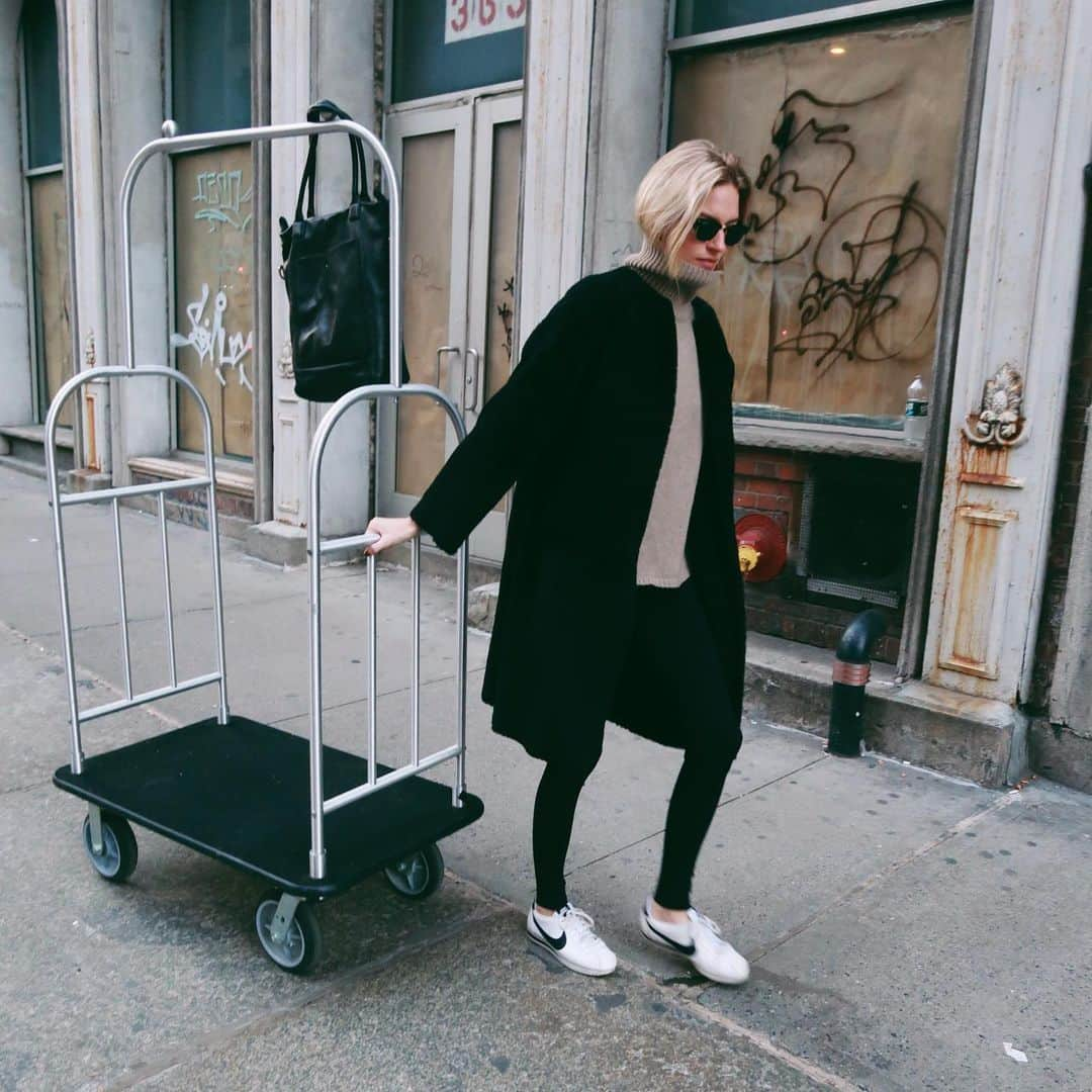 マーサ・ハントさんのインスタグラム写真 - (マーサ・ハントInstagram)「me and my trolley」2月23日 21時29分 - marthahunt