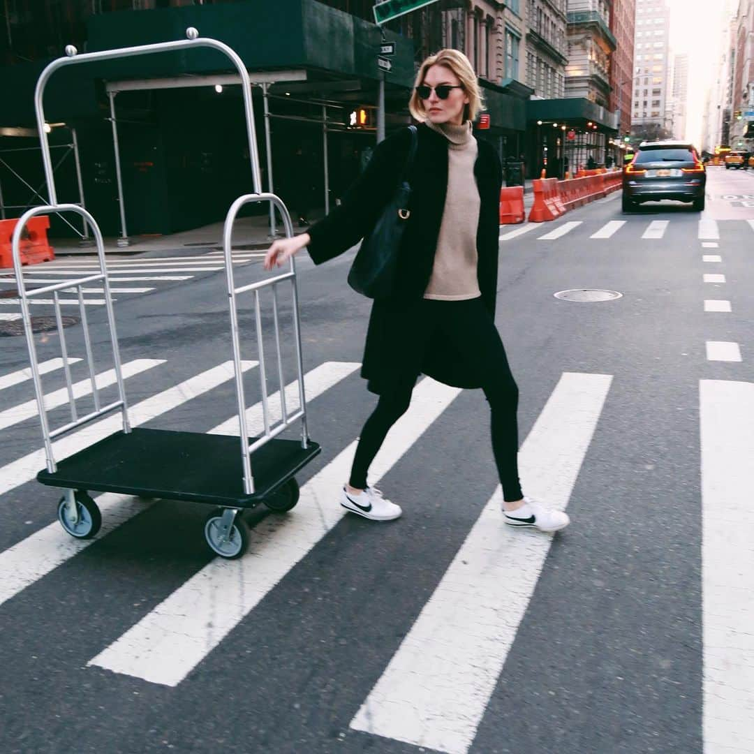 マーサ・ハントさんのインスタグラム写真 - (マーサ・ハントInstagram)「me and my trolley」2月23日 21時29分 - marthahunt