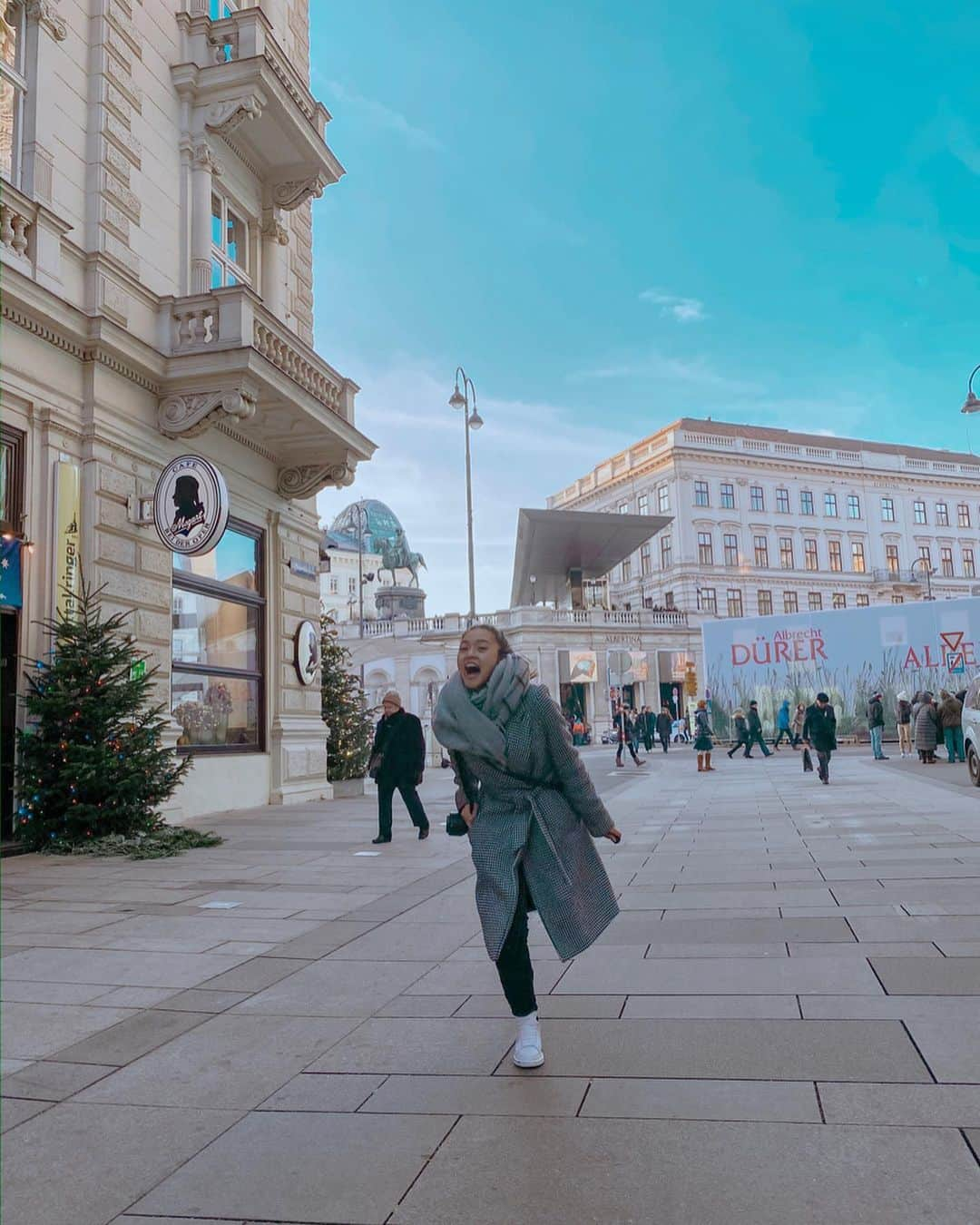 Kim Chiuさんのインスタグラム写真 - (Kim ChiuInstagram)「🇦🇹 Vienna Vlog now up on my channel!!! A beautiful city indeed!! Definetly not the last time ill be visiting this place!!!!❤️ #ootdksyc #Chiurista click the link on my bio to check out the full video!!!😉👍🏻 danke schön !!! . . . Last photo is @xianlimm taking a jumpshot of me!!!😅🙈」2月23日 21時31分 - chinitaprincess