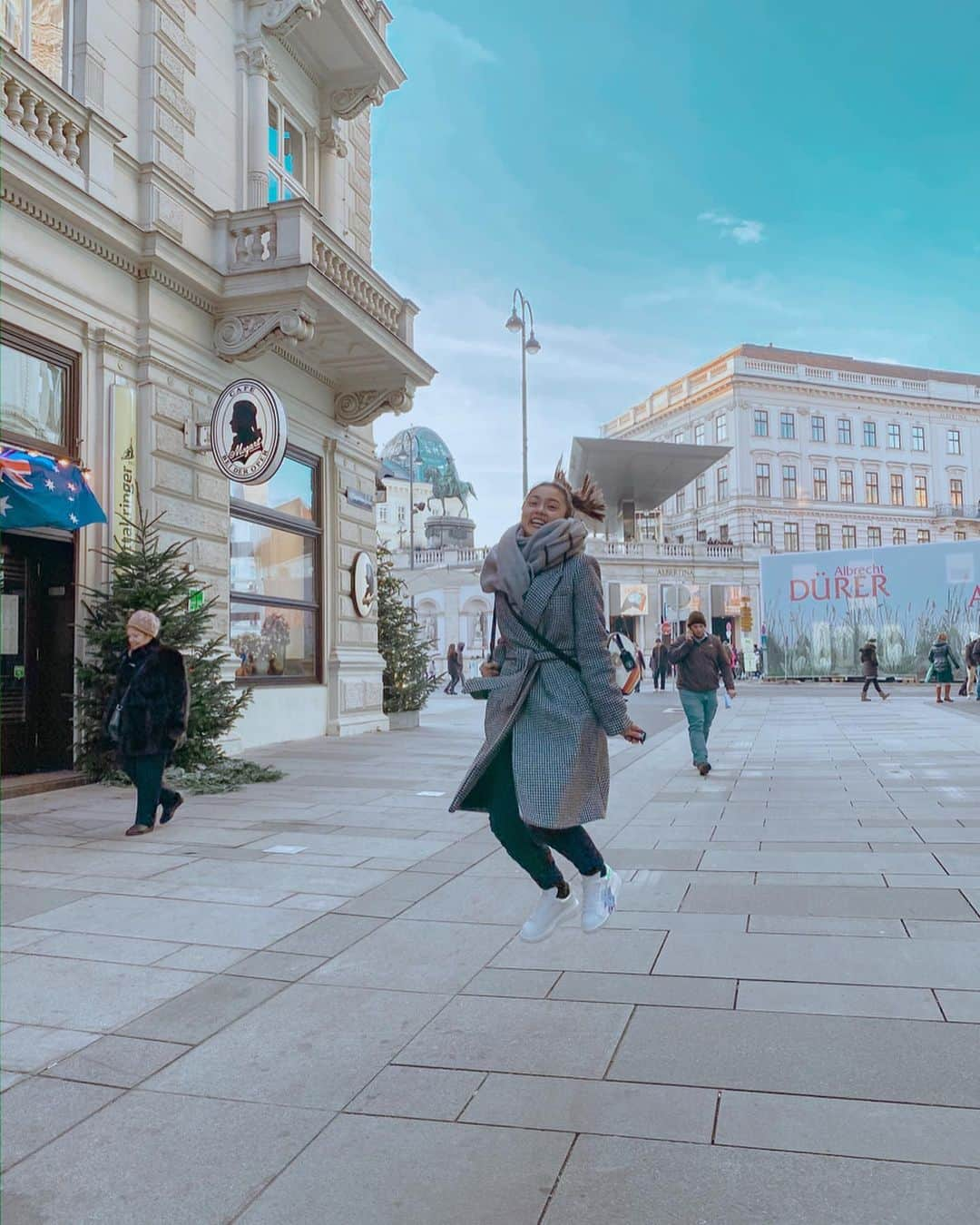 Kim Chiuさんのインスタグラム写真 - (Kim ChiuInstagram)「🇦🇹 Vienna Vlog now up on my channel!!! A beautiful city indeed!! Definetly not the last time ill be visiting this place!!!!❤️ #ootdksyc #Chiurista click the link on my bio to check out the full video!!!😉👍🏻 danke schön !!! . . . Last photo is @xianlimm taking a jumpshot of me!!!😅🙈」2月23日 21時31分 - chinitaprincess