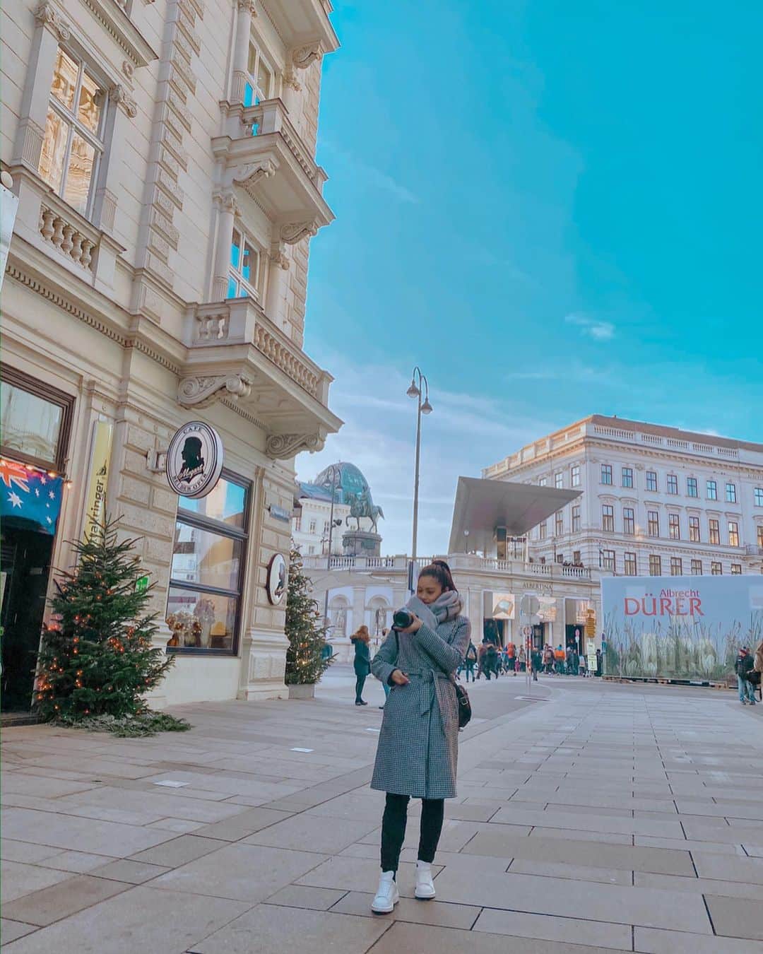 Kim Chiuさんのインスタグラム写真 - (Kim ChiuInstagram)「🇦🇹 Vienna Vlog now up on my channel!!! A beautiful city indeed!! Definetly not the last time ill be visiting this place!!!!❤️ #ootdksyc #Chiurista click the link on my bio to check out the full video!!!😉👍🏻 danke schön !!! . . . Last photo is @xianlimm taking a jumpshot of me!!!😅🙈」2月23日 21時31分 - chinitaprincess