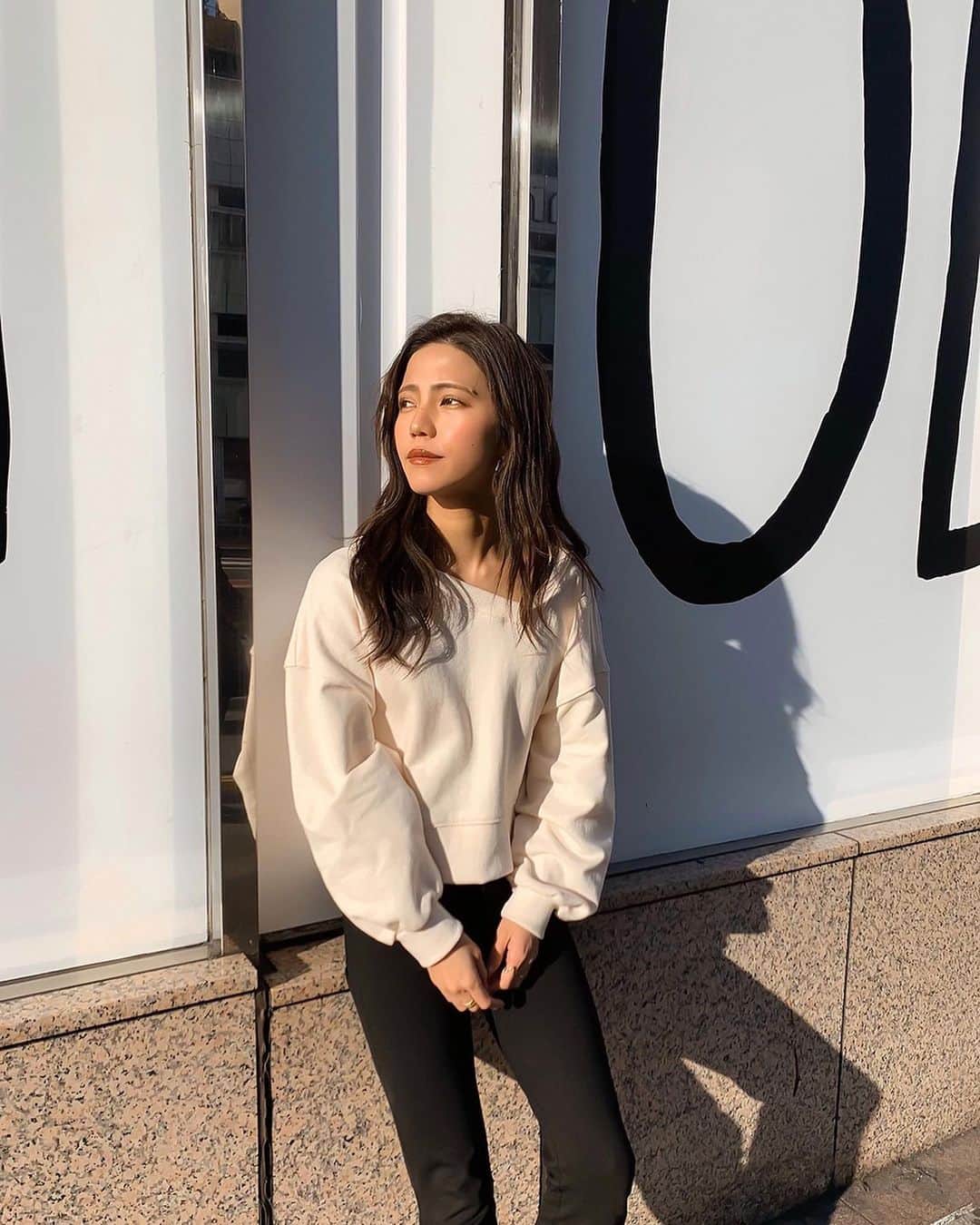 Marika Kajiwaraさんのインスタグラム写真 - (Marika KajiwaraInstagram)「最近昼間はぽかぽかしてて 日がてってたらあったかい🧡 服も春物が早く着たい♪ ＊ tops... @sheer_inc →詳細はストーリーハイライト☀︎ pants... @zara ＊ ＊ ＊ #コーデ #シンプルコーデ #モノトーンコーデ #アシメトップス #スキニー #like #outfit」2月23日 21時32分 - marika__kw
