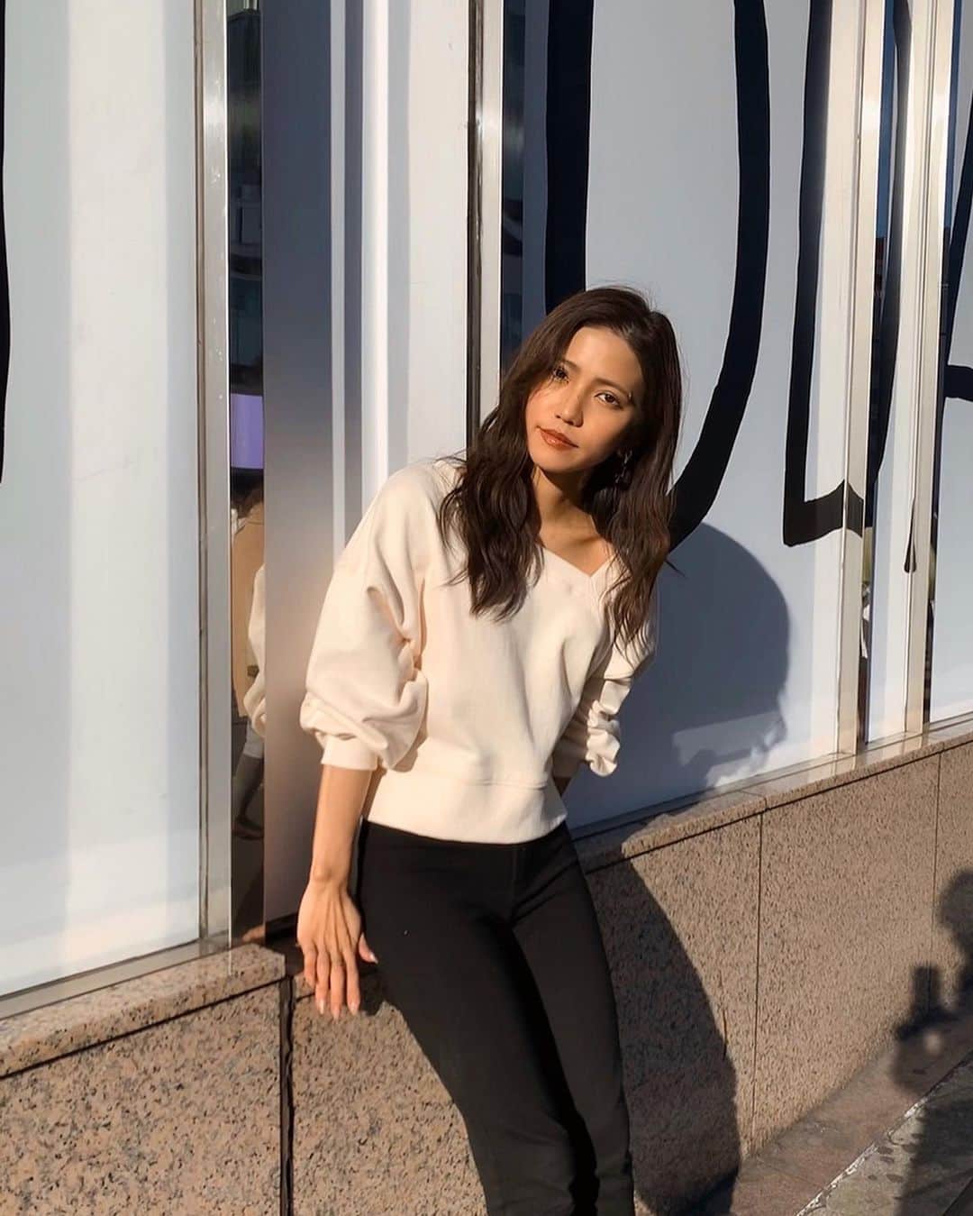 Marika Kajiwaraさんのインスタグラム写真 - (Marika KajiwaraInstagram)「最近昼間はぽかぽかしてて 日がてってたらあったかい🧡 服も春物が早く着たい♪ ＊ tops... @sheer_inc →詳細はストーリーハイライト☀︎ pants... @zara ＊ ＊ ＊ #コーデ #シンプルコーデ #モノトーンコーデ #アシメトップス #スキニー #like #outfit」2月23日 21時32分 - marika__kw