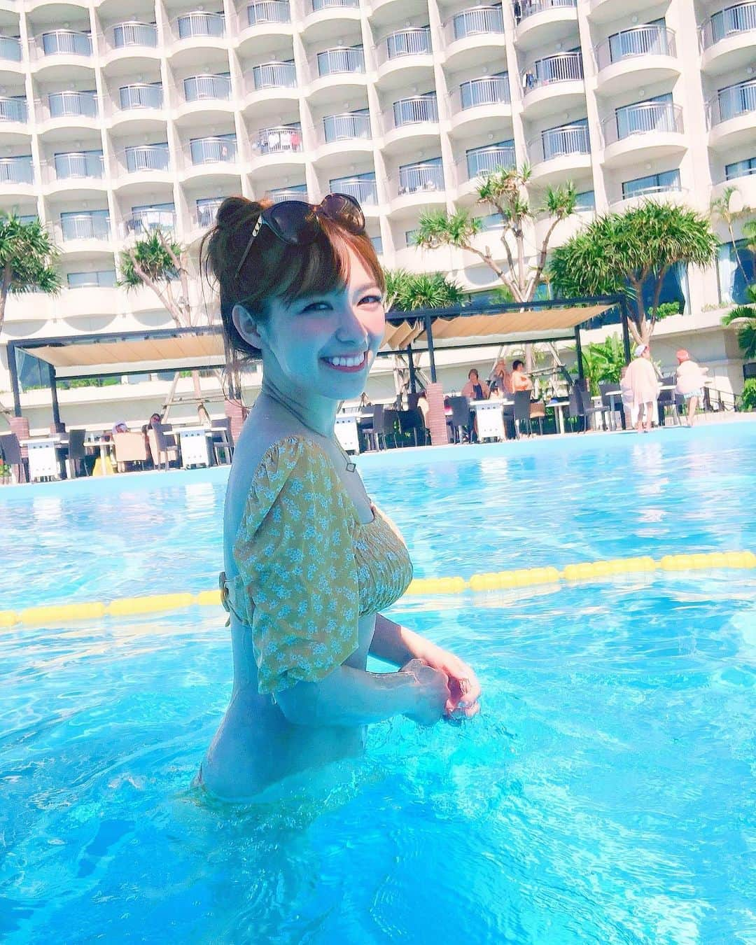 岩根沙恵子?さえみるさんのインスタグラム写真 - (岩根沙恵子?さえみるInstagram)「🐚ホテルのプールでゆったり〜😘 沖縄では海とプールどっちも行きます🏖 . 水着は何着も持っていく派😛💗 この水着は珍しい形だけど可愛くてお気に入り🥺♡ @peakpine_official のもの♪ . 沖縄好きすぎて、昨年ほぼ毎月行っていたくらい😍！ だからみんなも #ノータッチサンゴマナー を知ってほしいのです😌🌺 ①立たない ②歩かない ③蹴らない ④触れない ⑤餌付け禁止 . 今年もたくさん水着着たいし、ヘルシーボディ目指して、ゴルフで筋トレします😂⛳️ . ~~~👙~~~🐠~~~🐳~~~🐢~~~🐬~~~ . 【ノータッチサンゴマナー】 『宮古島イメージモデルオーディション』に参加していますので、応援、宜しくお願いいたします💛 . ~~~👙~~~🐠~~~🐳~~~🐢~~~🐬~~~ . #notouchcoral  #宮古島旅行 #miyakoisland #miyakojima #miyakojimatrip #水着姿  #okinawa🌺  #沖縄海  #沖縄観光 #ダイビングライセンス  #divingtrip #美女グラム #美女ビーチ #環境保全 #宮古島ダイビング #水着だよ全員集合 #水着ガール #水着女子 #沖縄水着  #サンゴ保全活動 #funダイビング #海コーデ #夏コーデ #青い海 #海のある生活 #宮古島シュノーケルツアー #宮古島旅 #環境大臣賞 #生物多様性アクション大賞」2月23日 21時32分 - saemiltiii