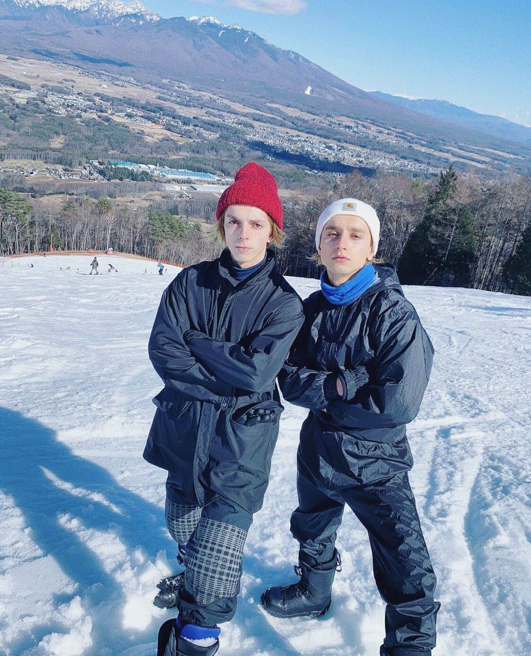 イペック・エムレ（エムレエネス兄弟）のインスタグラム：「お久しぶりのスノボー🏂 天気も良かったから最高に気持ちよかった☺️ けど、後日なぜか筋肉痛になっちゃった😅 毎日運動してるのになんでだろう🤔😂 #me #brother #twins #family #love #nature #winter #snow #snowboard #skiing #mountain #vacation #instagram #仲良し #兄弟 #双子 #ハーフ #タレント #ファッション #モデル #自然 #雪 #スノボ #スキー #山 #森 #冬 #幸せ #筋肉痛」