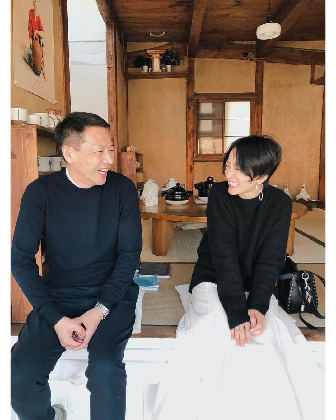 高山都さんのインスタグラム写真 - (高山都Instagram)「松浦弥太郎さんと、去年の11月に旅をしてきました。東武百貨店店にて開催中「伝統的工芸品展WAZA2020」の新聞折り込みにて、松浦さんと日本の美しい工芸品産地を訪ねた旅の様子が掲載されています。 職人さんの手仕事を近くで見させてもらって、美しく続く技を知れました。 ワタシは牛首紬という着物を着させていただき、大人のたしなみとして、いつか…自分の一着を迎えることができたらいいなーと、また小さな野望が増えました。 美しいのに、動きやすくて、繊細な手仕事が、着ていて背筋がシャンと伸びました。  個人的には、憧れの方とお仕事できるなんて、今まで頑張ってきてよかったなーと、ひとり胸がいっぱいでした。 本を何度も何冊も読んでいて、こんな風な考え方を持った生き方がしたい。 憧れの大人の像というんでしょうか。 「それからの僕にはマラソンがあった」この本を何度も繰り返して読み、走ることについて、前向きな姿勢をもらっていました。 いつか、ご一緒できるように頑張ろう！って目標のひとつだった。 だから、感慨深い想いで3日間過ごしてました。 本当に学びの多い時間だったなー。  松浦さん、スタッフの皆さん、素敵な機会を本当にありがとうございました！！ ぜひ、お近くにお越しの際は、東武百貨店での #WAZA2020 で美しい手仕事を見てみてください。  #松浦弥太郎 さん　#高山都 #いつかまたご一緒出来るよう精進します #夢は叶う」2月23日 21時38分 - miyare38