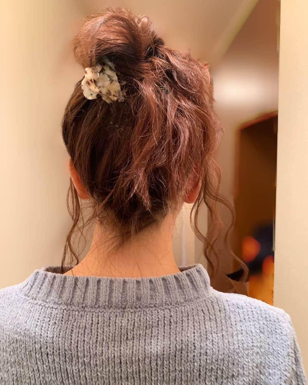 【公式】ドラマ「この男は人生最大の過ちです」のインスタグラム：「#唯OLの簡単こなれヘアアレンジ  お団子ヘアはルーズにラフに仕上げるのが可愛さのポイント☝️ 手順も少ないので忙しい女の子の強い味方になるヘアスタイルです！ いつもよりワンランクアップしたオシャレを楽しみましょう♪  是非やってみて下さい🙂 可愛くハッピーな毎日を💛  kazuyo_ooe  #松井愛莉 #この男は人生最大の過ちです #ツンドレ #通勤ヘアアレンジ #ハウツー」