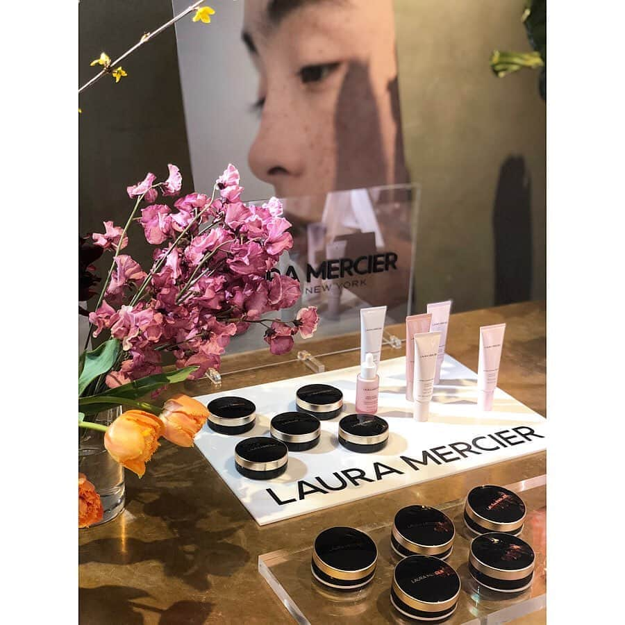 西山真以さんのインスタグラム写真 - (西山真以Instagram)「* 3/4(水)より発売の　@lauramercier の 新作クッションファンデとプライマー。 肌悩みはしっかりカバーしつつも軽やかな仕上がり、素肌感が残る＂生っぽ絶頂肌“ にしてくれるこのクッションファンデ。 ダイヤモンドパウダーが配合されていて、動く度にキラキラと繊細に輝きより艶肌に見せてくれるんです✨  プライマーはなりたい肌別に6種ある中から、濃密な美容成分配合でエイジングケアタイプのスーパーチャージドエッセンスと、 この時期の乾燥対策として保湿力のいちばん高いタイプのハイドレーティング、の2種を選んでみました。 下地って重要だなぁと最近ようやく気づきプライベートメイクでも使い始めています。  写真2.3枚目のリップは、今季マストカラーのブラウンと、春夏に映えそうな明るめレッド。 見た目より塗ると意外にもシアーな感じなので塗りやすい☺︎ メイクも少しずつ春の準備🌸 . #lauramercier  #ローラメルシエ #2020  #フローレスルミエールラディアンスパーフェクティングクッション #ピュアキャンバスプライマー #ルージュエッセンシャルシルキークリームリップスティック」2月23日 21時54分 - mai0830