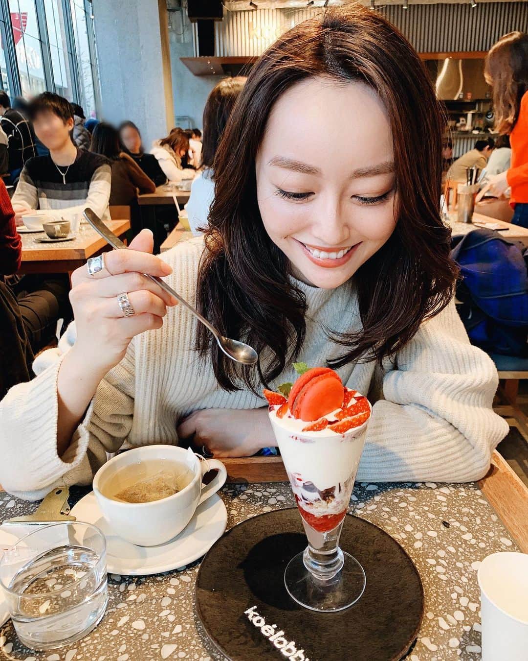 小祝麻里亜のインスタグラム：「本日はパフェを頂きました☺️🍓苺パフェ、この時期に食べたくなる。。けどやっぱり、フルーツパーラーのパフェのがフルーツが美味しいので、リベンジします🤫笑  今日は自分で眉メイクしたよ🙆‍♀️💞 ＿＿＿＿＿＿＿＿＿＿ #카페스타그램 #카페  #파르페 #パフェ #カフェ #苺パフェ #休日」