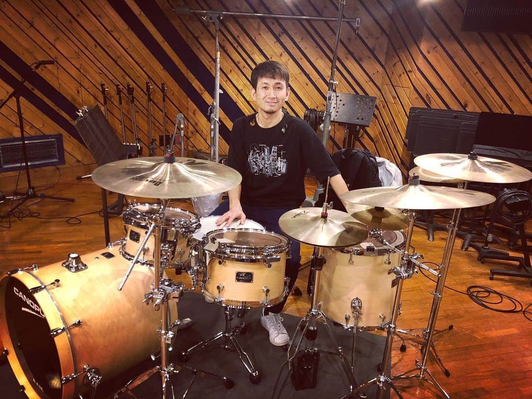 のインスタグラム：「今日は久しぶりに高尾氏とレコーディング。 ついこの前までライブでお世話になってましたw 今日もいい音いいプレイで👍👍👍 ありがとうございます😁」