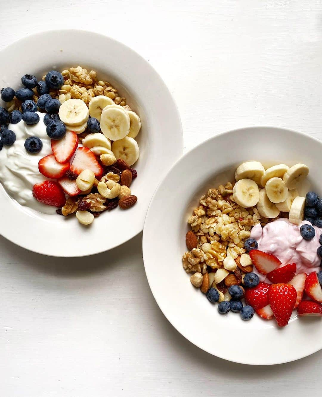 Chinamiさんのインスタグラム写真 - (ChinamiInstagram)「Fruit & nut granola for breakfast #strawberry #breakfast #foodporn  フルーツグラノーラでこんばんは。  今日は久しぶりにお休みをいただきました。うちはヴィンテージ家具屋を営んでいるため、丸々1日お休みという日はなかなか取れないので貴重でした。もちろん図書館へ行きました🚶🏻‍♀️〜♪ 茂木先生著の「カラヤン」の一節に「私たちは、音楽を聴くことによって脳という内なるシンフォニーを能動的に生かすことができるのであり、好きな曲、自分にとって大切な1曲というのは脳への贈り物であり人生の宝物に等しい」というのがあって。「ですよね〜」と立ち読みしながらひとりで相槌を打っていました。振り返ってみると、今まで聴いてきた音楽と読んできた本にどれだけ影響を受けてきたことでしょう。いろいろ好きなモノコトが頭に入っていると、突然その情景が目の前に現れたとき神秘に感じられるのが好きなんです。それは伏線のようであり、導きのようでもあって、あぁなんて素敵なんだろうと心が喜ぶ瞬間の積み重ねでもあります。音楽と同様に私にとって人生の宝物に等しいのは「写真」です。 毎日ストーリーにアップしている写真は6枚ですが、本当はもっと撮っています。刹那を刻む感覚でカシャカシャ撮っています。iPhoneで撮った写真は10万枚を超えています。もともと写真は瞬間を残せる道具として捉えていて、それを見ることで瞬時にその時間へとタイムトリップできるところがまさに魔法だなと感じています。写真がないと記憶が曖昧になってしまうので、日記の役割も果たしてくれています。 というわけで、これからも大好きな写真をたくさん撮り続けてストーリーを作っていきたいと思います。 時々遊びに来てください😌」2月23日 21時56分 - chinamiphoto