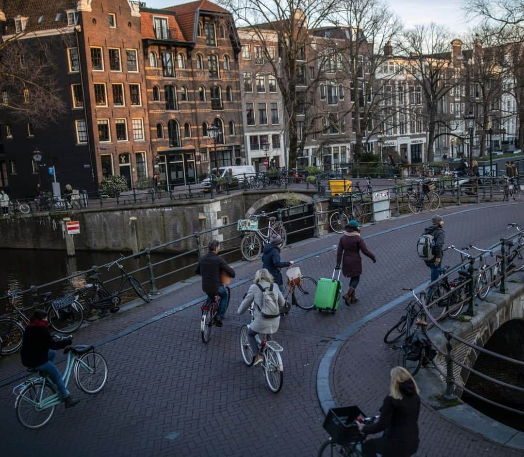 National Geographic Travelさんのインスタグラム写真 - (National Geographic TravelInstagram)「Photo by Muhammed Muheisen @mmuheisen | A busy canal bridge in Amsterdam, Netherlands. For more photos and videos from different parts of the world, follow me @mmuheisen and @mmuheisenpublic. #muhammedmuheisen #Amsterdam #Netherlands #Canals」2月23日 22時08分 - natgeotravel