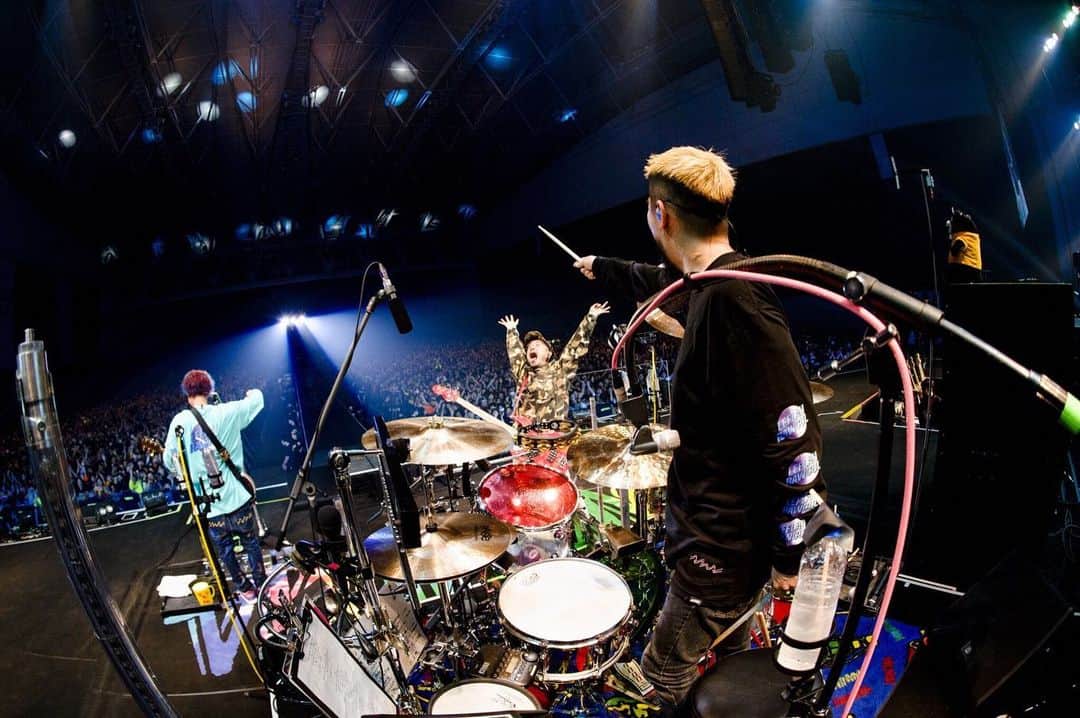 WANIMAのインスタグラム：「2020.2.23(Sun)﻿ ﻿ 「COMINATCHA!! TOUR 2019-2020」﻿ ﻿ in 新潟・朱鷺メッセ DAY2﻿ ﻿ Photo by Jon…﻿ ﻿ #WANIMA #カミナッチャツアー」