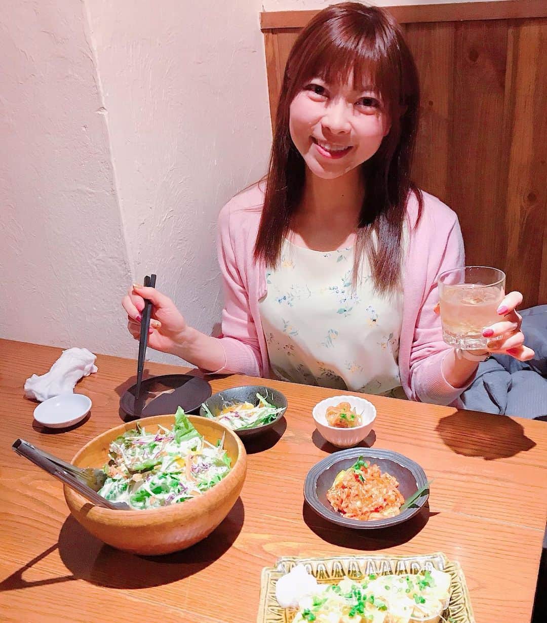DJ MIYAさんのインスタグラム写真 - (DJ MIYAInstagram)「こんばんはぁー❤️「個室×名物鶏料理 とりせん 立川本店」美味しい 料理を色々と食べてきたよ～～！！❤️ .  立川駅北口からもすぐでわかりやすいですね☆彡💗 . .  鶏肉料理から、お刺身、石焼ビビンバやチヂミなどの韓国料理もメニューにあり嬉しいですねー！💗 「高尾の天狗」という純米吟醸も、地元ならでは💗 . . ◎はちみつ梅酒 ロック 650 ◎韓国直送特選キムチ 380 ◎有機野菜のたっぷり温玉シーザーサラダ 890 ◎自家製出し巻き玉子 680 ◎まぐろ刺し 650円 ◎特選牛のウチモモの炙り  1日5人前限定のお料理でーすー！ 1080 . ◎タコの唐揚げ  揚げたての活き活きとしたたこがめっちゃ美味しいー！！！(^ ^) . ◎手作り韓国風ピリ辛チヂミ  880円 . .  とりせん 立川で検索してね! ごちそうさまでしたぁ＾０＾ Casting By @woomy.restaurant . . .  #PR #立川　#立川居酒屋　#立川駅　#東京グルメ #居酒屋グルメ　#グルメ女子　#グルメ　#ブロガー #旅インスタグラマー　#インスタグラマー　#インフルエンサー #TACHIKAWA #立川市　#今日のメイク　#居酒屋さん　#今日のディナー #個室居酒屋　#立川駅北口　#今日のファッション　#ファッションコーデ #モデル　#フィットネス女子　#今日のコーデ　#とりせん #食レポ　#食べログ　#旅好き女子 #立川ディナー  #グルメ探検」2月23日 22時10分 - dj_miya