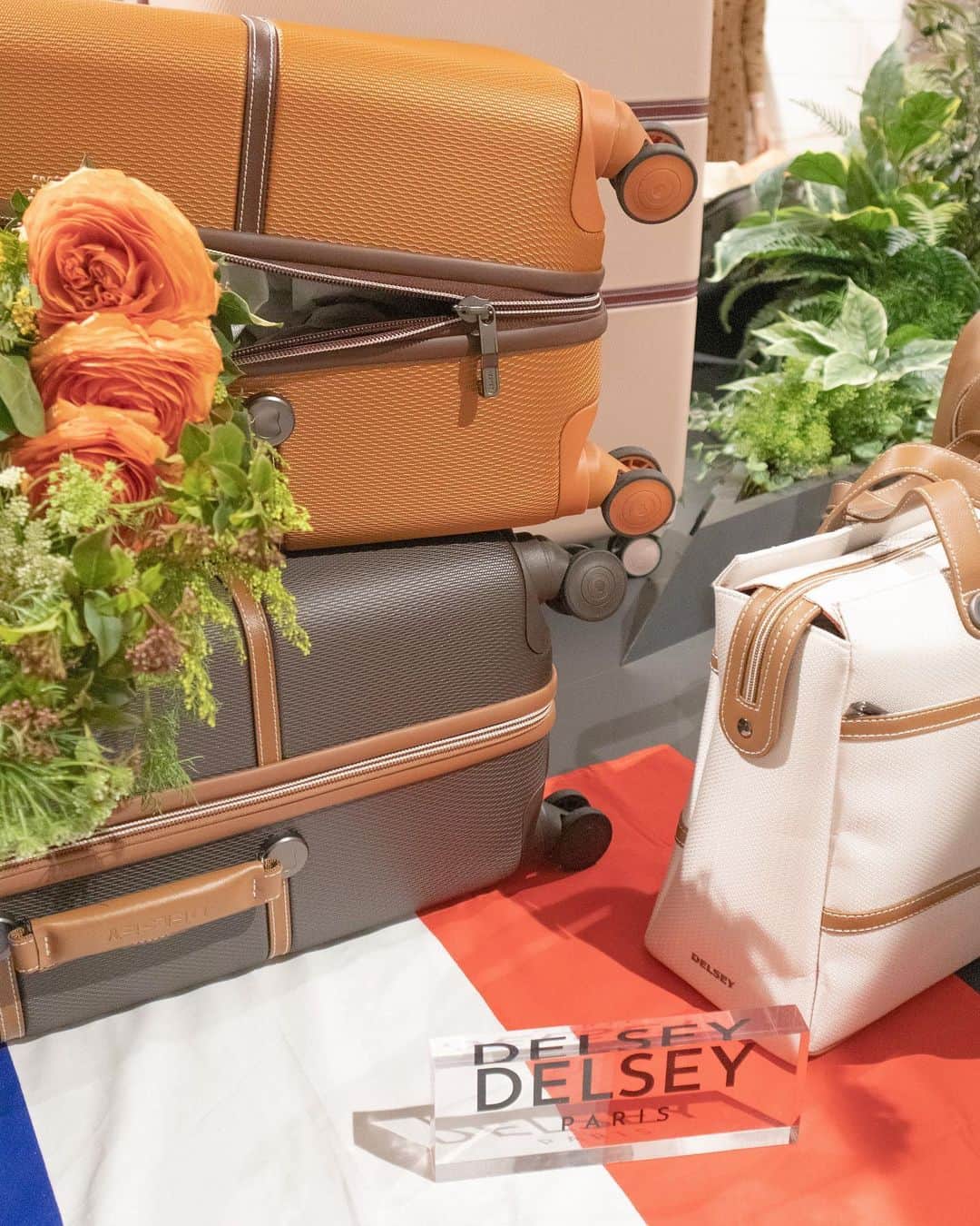 三井菜那さんのインスタグラム写真 - (三井菜那Instagram)「フランスの老舗スーツケースブランド「DELSEY」がついに日本上陸！🇫🇷 @delseyofficial  ㅤㅤㅤㅤㅤㅤㅤㅤㅤㅤㅤㅤㅤ  先日、日本上陸を記念したトークイベントにご招待いただき行ってきました✏︎ ㅤㅤㅤㅤㅤㅤㅤㅤㅤㅤㅤㅤㅤ  デルセーのスーツケース、 実際に触らせていただいたのですが、 デザインがかわいいのに めちゃくちゃ軽くてびっくり！🥺 1人旅に行くときにどうしても重さがネックだったのですが、 これならわたし1人でも大丈夫そう！👏 ㅤㅤㅤㅤㅤㅤㅤㅤㅤㅤㅤㅤㅤ  それに、 デルセーの特許技術2重ファスナーにより防犯性能も抜群なんだって◎！ ㅤㅤㅤㅤㅤㅤㅤㅤㅤㅤㅤㅤㅤ  トークショーの内容も濃く、 デルセーのスーツケースと一緒に旅に出たくなりました☺️ @tabippo 編集長の前田さんが行かれたカリブ海の写真がすごい綺麗だった...🏝 ㅤㅤㅤㅤㅤㅤㅤㅤㅤㅤㅤㅤㅤ それにしてもこの日、 前日にしょっぱいものを食べ過ぎて目がパンパン🤣🤣 ㅤㅤㅤㅤㅤㅤㅤㅤㅤㅤㅤㅤㅤ  #delsey  #デルセー#suitcase #スーツケース」2月23日 22時10分 - nana.0312