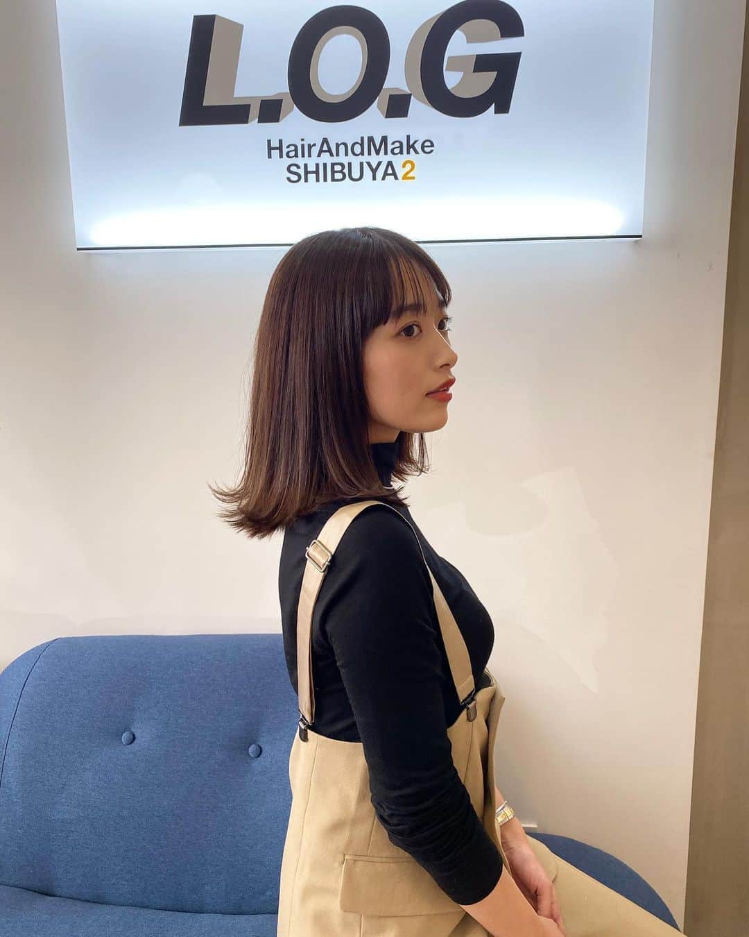 近藤千尋のインスタグラム：「載せ忘れていた新しい髪型🥰 またまた7センチ位切りました☺️ この長さでも一つに縛れたし 前髪もオールバックにしたり 自由自在😚 @log_kenjikarasawa  前みたいにしょっちゅう美容院に行けないので、、 暗めにしてもらいました💇‍♀️❤️ 色がわかりやすいようにノー加工で📸」