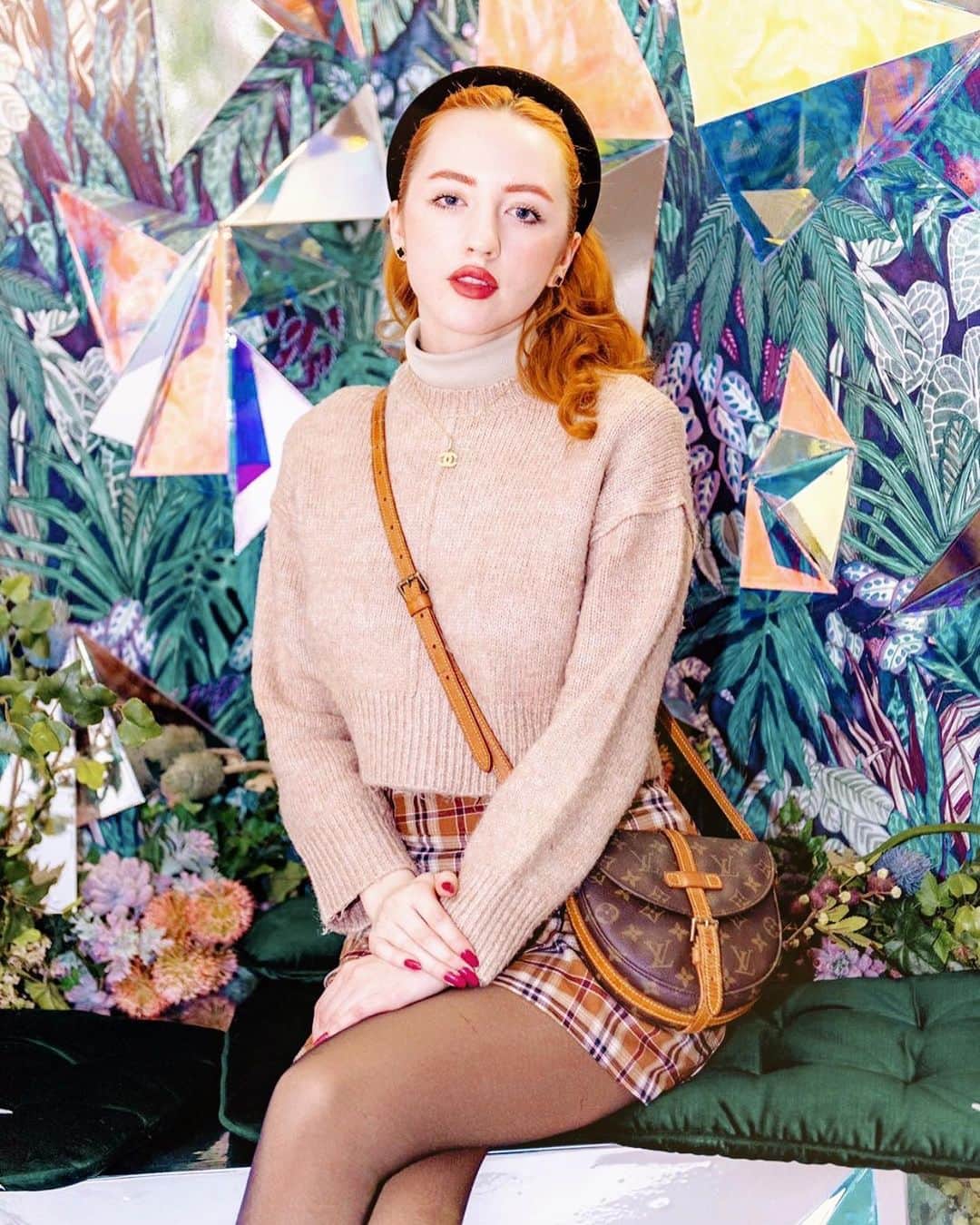 ベッキー・クルーエルのインスタグラム：「secret garden cafe at @feyacafe knightsbridge ✨ gifted visit⁣ ⁣ hairband @accessorize ⁣ turtleneck @zara ⁣ sweater @newlook ⁣ skirt @brandymelvilleusa ⁣」