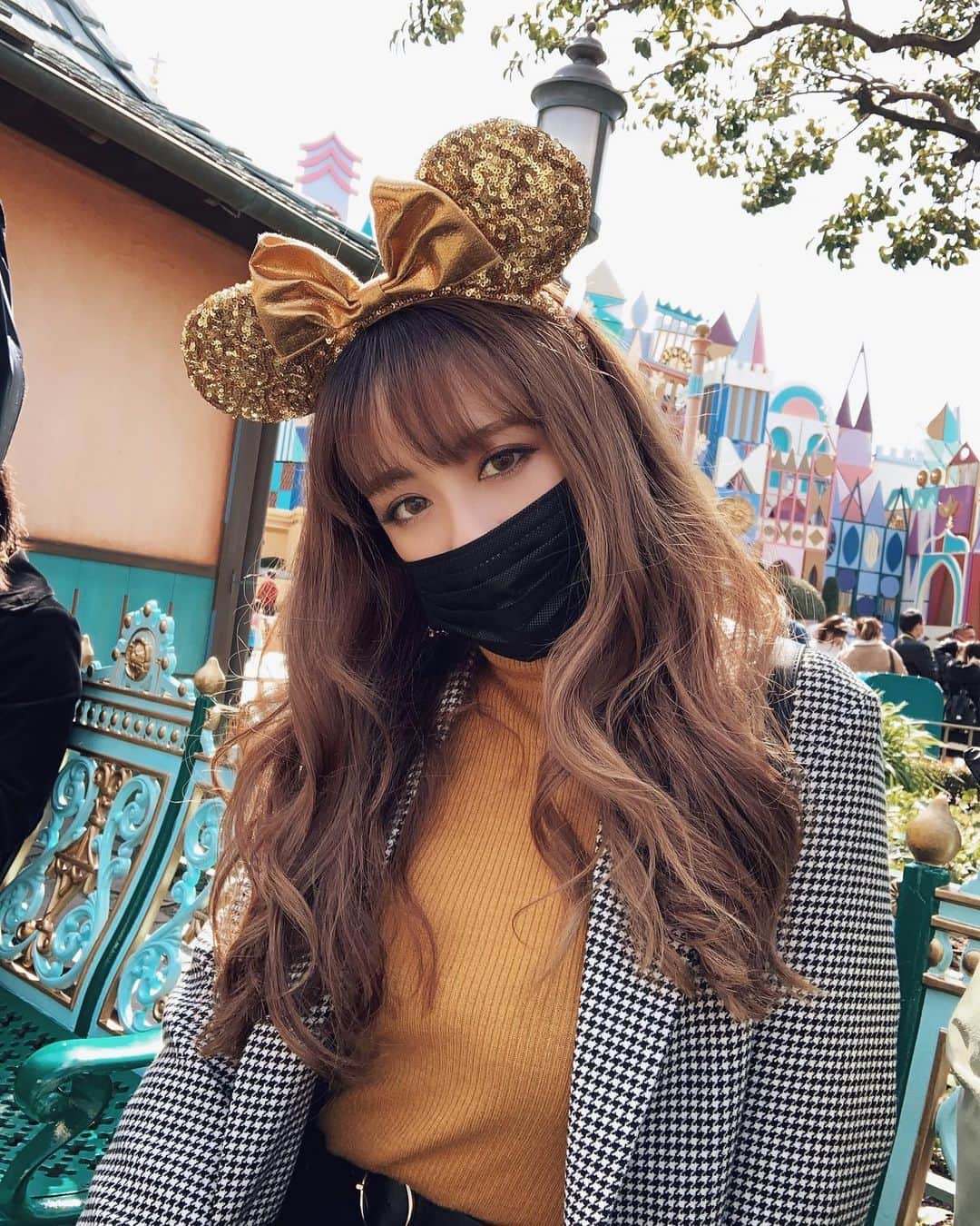 JESSY.Uのインスタグラム：「🧡 夢の国に行ってきたー！🧜‍♀️ さいこーだったー！ ・ ・ #GAL #fashion #makeup #jacket #disneyland #minniemouse #ユニクロ #ユニクロコーデ #夢の国 #ママ #ママリ #髪色汚い #美容院行きたい #産後ハゲ #育毛剤効いてきたよー！！」