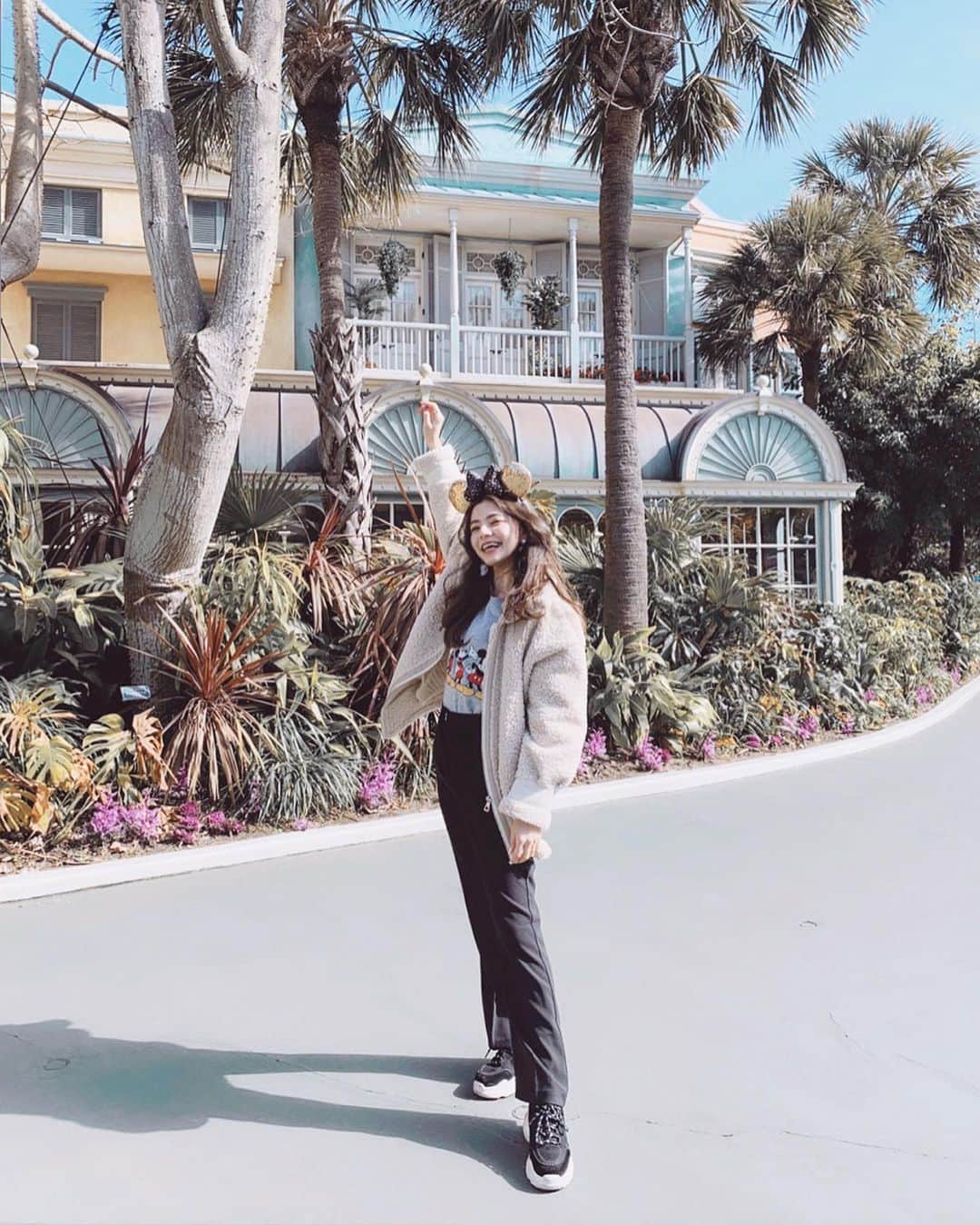のインスタグラム：「今日は旦那さんとディズニーへ✌️ 天気がめっちゃ良くて 2月とは思えないくらいの 心地の良い気温でより楽しめた😙💕 日中はトレーナー1枚でも余裕でした☀️ . ディズニーロスや〜思ってたけど 去年11月にパリディズニーと 東京ディズニーランド 12月にシー行ったの忘れてたわ(笑) それからめっちゃ経った気がしてた🤣 . 3月中旬までのベリー・ベリー・ミニー🎀 限定のショーや限定フードも たくさん満喫できて大満足(^.^) 8時から行ったのに結局22時閉園まで ちゃっかり楽しむ夫婦🥳 ディズニー大好きなところ合うのはやっぱ嬉しい〜〜!! . . コロナの心配してマスクや除菌ジェル いろいろ準備して行ったけど トイレにもフード買うときにもカフェにも どこにでもアルコールが装備されてて さすがディズニー🥺！ 常に除菌しまくりでした🙆‍♀️ . . #ディズニーランド#ベリーベリーミニー#東京ディズニーランド#disney#ディズニーコーデ#夢が叶う場所#夢がかなう場所#デート#ディズニーデート」