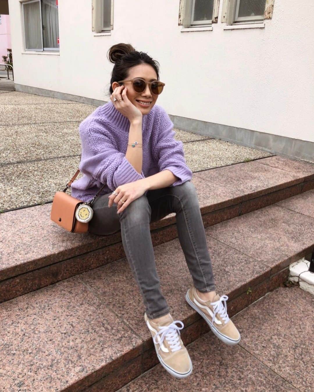 のインスタグラム：「* * 寒い日はまだニットにしがみつく😛 * * ラベンダーのニットは @limona_style  のお気に入りのやつ♡ * * #fashion#coordinate#ootd#outfit#instafashion#fashiongram#fashionstyle#casualfashion#casualstyle#knit#denim#blackdenim#sneakers#sneakerstyle#vans#oldskool#ファッション#コーディネート#コーデ#カジュアルコーデ#カジュアルファッション#大人カジュアル#デニム#デニムコーデ#スニーカーコーデ#オールドスクール」