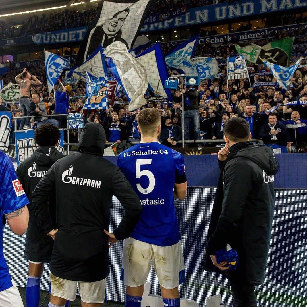 マティヤ・ナスタシッチのインスタグラム：「Wir alle wissen, dass es gestern keine gute Leistung von uns war. ❌ Auch in schweren Phasen steht ihr immer hinter uns. Danke Schalker! 👏🔵⚪ Zusammen werden wir im nächsten Spiel alles für 3 Punkte geben! 🤝⚒ #Schalke #Fans #NordKurve #GEmeinsam」