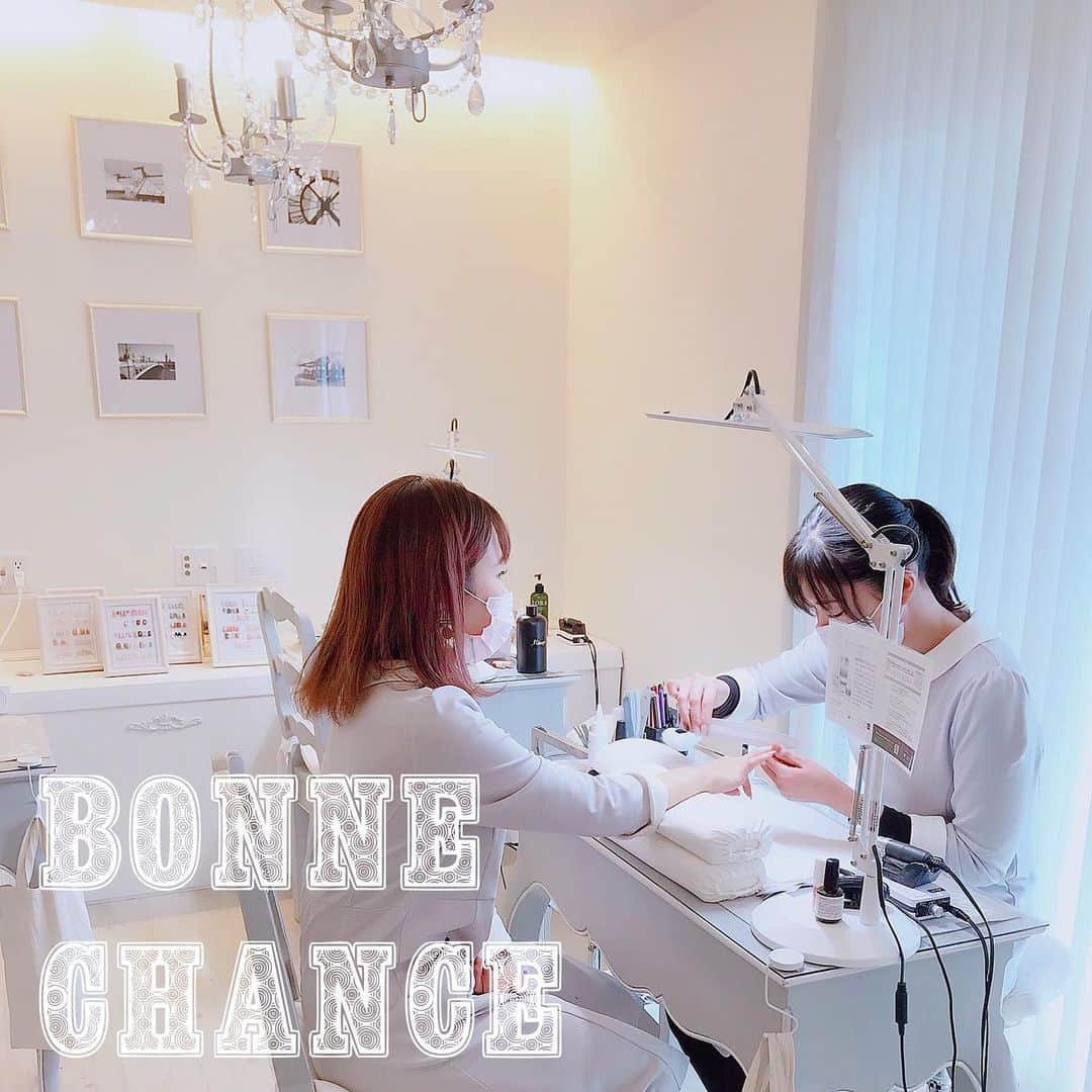 なかやまちえこのインスタグラム：「表参道のネイルサロン  BONNE CHANCE（ボンシャンス）にてサロン講習会でした。⠀ ⠀ 今回はアクリルとジェルのスカルプの見直しでした😊✨ #表参道ネイルサロン #サロン講習会」
