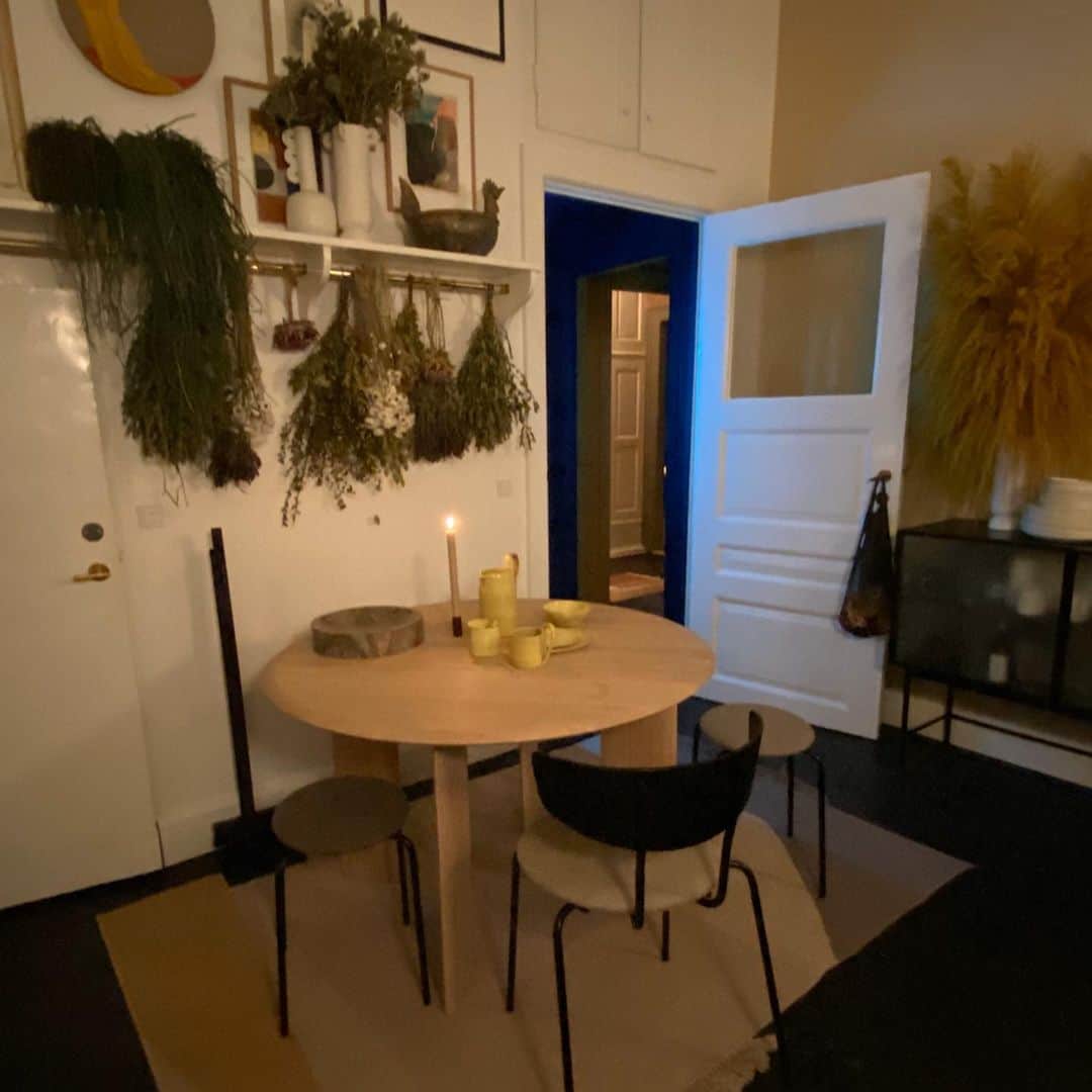 KOZLIFEさんのインスタグラム写真 - (KOZLIFEInstagram)「** Ferm LIVING THE HOME コペンハーゲンにあるファームリビングのショールームは今月で終了。今後は新しいショップがオープンする予定です。 最後にThe Homeの模様を紹介致します。今年春の新商品も見れますよう〜 . #KOZLIFE #kozlife_tokyo #LoveFoodLoveLife #instahome #fermliving #shellpot #Interior #nordicinspiration #interiordesign #interior123 #interior_delux #interior2you #フラワーベース #花瓶 #暮らし #北欧 #北欧インテリア #北欧雑貨 #インテリア #丁寧な暮らし #シンプルライフ#ファームリビング #thehome」2月23日 22時23分 - kozlife_tokyo