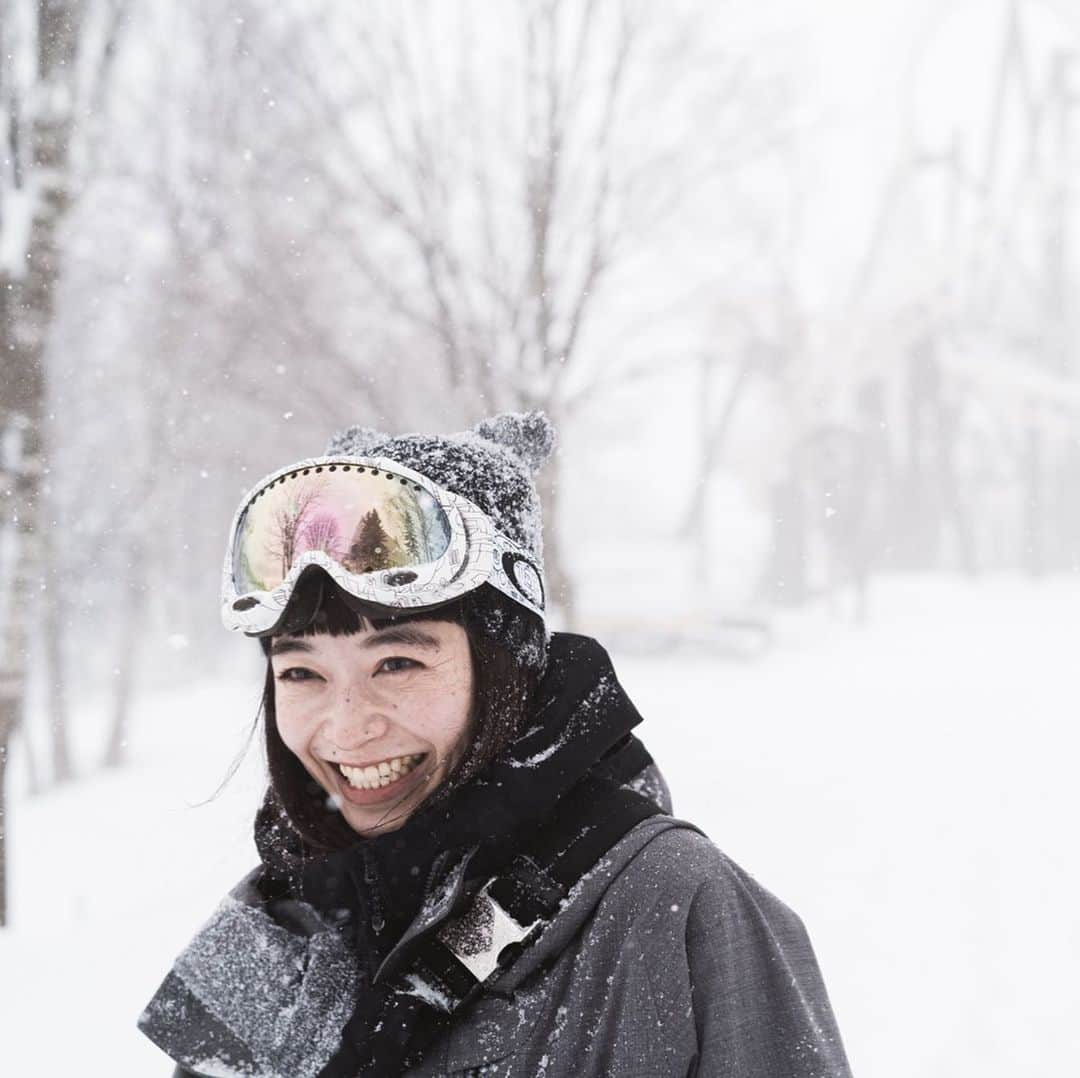 市川渚さんのインスタグラム写真 - (市川渚Instagram)「Finally, I could wear my new snow jacket from @whitemountaineering_official for the first time in the snow!❄️﻿ ﻿ ﻿ ぜんぶ雪のせいだ。﻿ ﻿ というわけで、今回はようやくWhiteのジャケットを雪山でおろせて嬉しかったであります。﻿ ﻿ ﻿ #blizzard#snowstorm#snowoutfit#雪山装備#winteroutfit#whitemountaineering#メンズです##rusutsuresort#ルスツ#nagikotrip#sonya#sonyalpha#batis40#batis#zeissbatis40mm#ツァイス写真部#a7iii」2月23日 22時23分 - nagiko