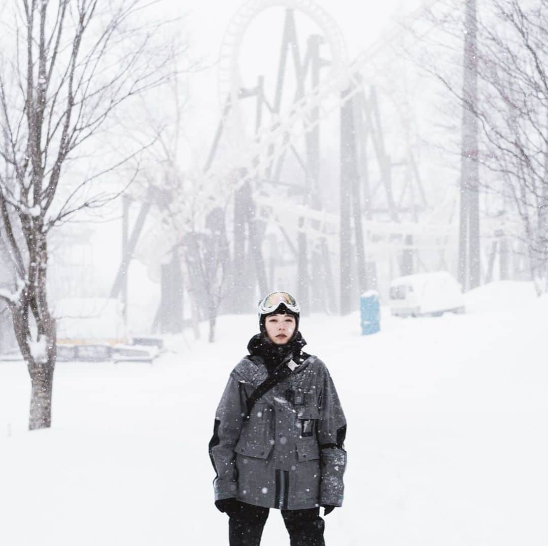 市川渚さんのインスタグラム写真 - (市川渚Instagram)「Finally, I could wear my new snow jacket from @whitemountaineering_official for the first time in the snow!❄️﻿ ﻿ ﻿ ぜんぶ雪のせいだ。﻿ ﻿ というわけで、今回はようやくWhiteのジャケットを雪山でおろせて嬉しかったであります。﻿ ﻿ ﻿ #blizzard#snowstorm#snowoutfit#雪山装備#winteroutfit#whitemountaineering#メンズです##rusutsuresort#ルスツ#nagikotrip#sonya#sonyalpha#batis40#batis#zeissbatis40mm#ツァイス写真部#a7iii」2月23日 22時23分 - nagiko