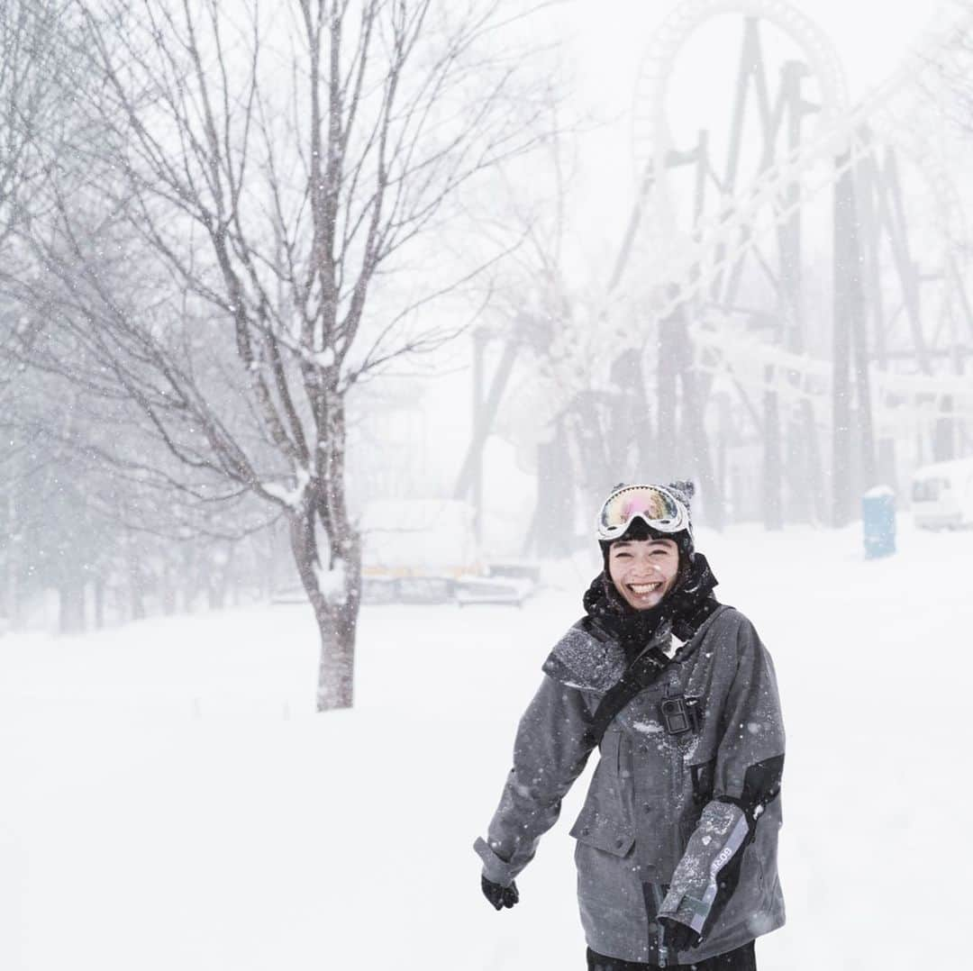 市川渚さんのインスタグラム写真 - (市川渚Instagram)「Finally, I could wear my new snow jacket from @whitemountaineering_official for the first time in the snow!❄️﻿ ﻿ ﻿ ぜんぶ雪のせいだ。﻿ ﻿ というわけで、今回はようやくWhiteのジャケットを雪山でおろせて嬉しかったであります。﻿ ﻿ ﻿ #blizzard#snowstorm#snowoutfit#雪山装備#winteroutfit#whitemountaineering#メンズです##rusutsuresort#ルスツ#nagikotrip#sonya#sonyalpha#batis40#batis#zeissbatis40mm#ツァイス写真部#a7iii」2月23日 22時23分 - nagiko