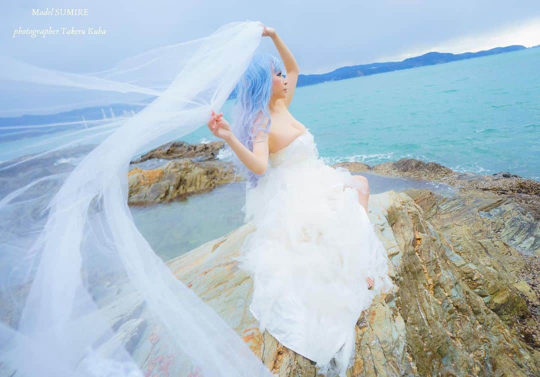 松すみれさんのインスタグラム写真 - (松すみれInstagram)「﻿ ﻿ ふわりっ。﻿ ナイス強風でした🌀✨﻿ ﻿ 《大阪遠征・2020✈️》﻿ ﻿ ﻿ Photographer：@takeru98photo ﻿ ﻿ ﻿ #札幌モデル #フリーランス ﻿ #被写体 #ポートレート ﻿ #大阪 #大阪遠征 ﻿ #ドレス #海 #ポトレ撮影隊 ﻿ #ドレスポートレート ﻿ #写真で伝えたい私の世界 ﻿ #portraitphotography ﻿ #portraitvision_ ﻿ #excellent_portraits ﻿ #ig_bless_women ﻿ #splus_cameraclub ﻿ #dress_portrait ﻿ #japan_portrait_club ﻿ #portrait_club_jp ﻿ #rox_captures #dress ﻿ #screen_archive ﻿ #vague_memories ﻿ #excellent_portraits ﻿ #good_portraits_world ﻿ #great_myshotz ﻿ #worldofportraits」2月23日 22時28分 - omatsudayo