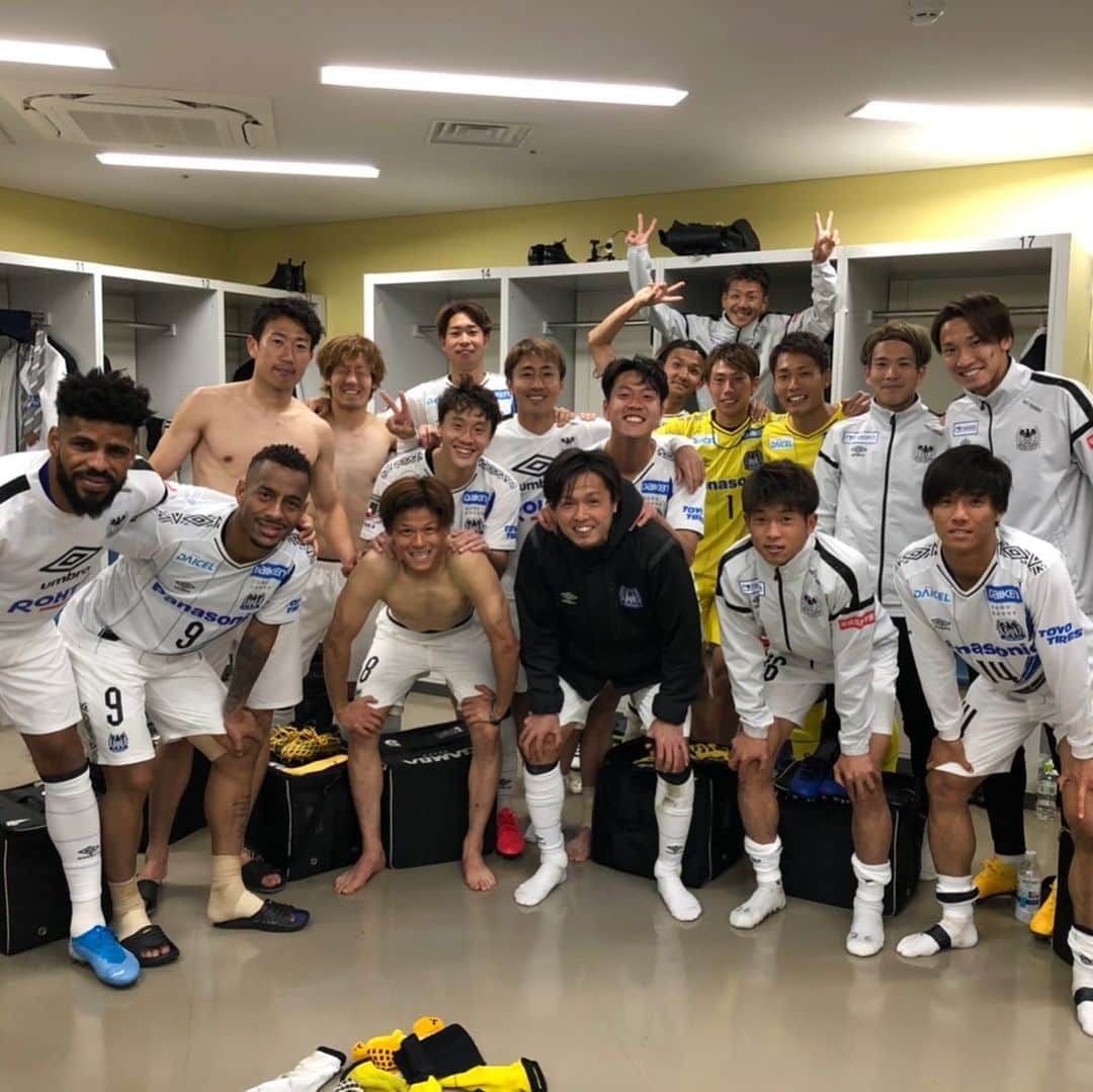 のインスタグラム：「勝利😄 ただまだ一勝しただけ。 次に向けてまたいい準備します！ #アウェイまで多くの応援 #ありがとうございました #631試合 #ヤットさんおめでとうございます🎉 #凄すぎ😂」