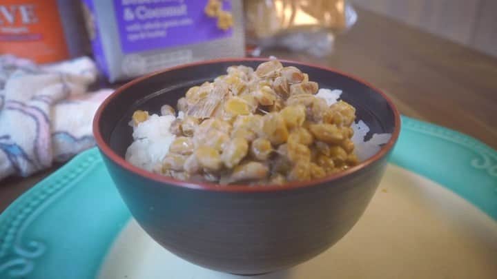 サイモンとマルティナのインスタグラム：「New video up now 🚨 What the heck are we eating? It’s time for us to introduce Natto #納豆 a beloved Japanese superfood made up of fermented, slimy, stringy, soybeans.」