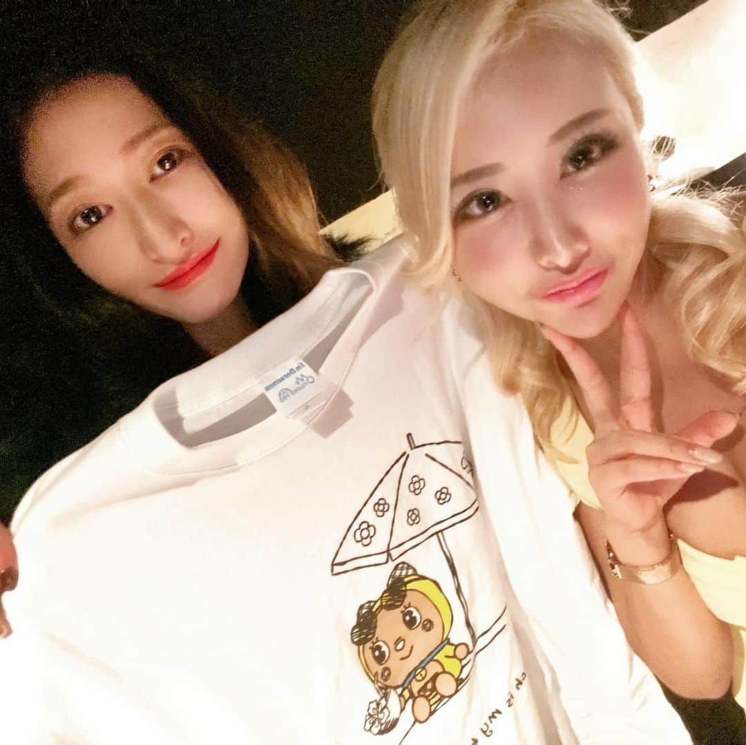 ELISAのインスタグラム：「ティアラDJお疲れ〜◎ ドラミTシャツもらた♡ おそろ♡ひゃっほーい♡ #tiaratypinsky #elisa」