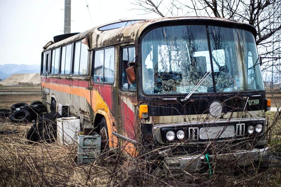 市原隼人さんのインスタグラム写真 - (市原隼人Instagram)「時間が止まったような場所に寂しそうなバス。今、何年か前の写真を眺めながらワインを…。#いつかの写真 #bus」2月23日 22時53分 - hayato_ichihara