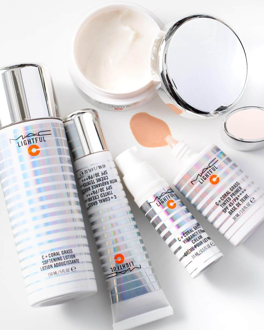 M∙A∙C Cosmetics Japanのインスタグラム：「M·A·Cで人気のライトフル C+ シリーズのスキンケアはツヤ肌づくりの強い味方☆﻿ 化粧水やクリーム、下地でうるおいのあるベースをつくり、肌の仕上がりに差をつけて✨﻿ ⠀﻿ DESIGN:﻿ M·A·C ARTIST RINO KASAI @rino416﻿ HATSUO ARISAKA @ari_h2o @macpro_tokyo  PHOTO:﻿ @takaki_iwata﻿ ﻿ ㅤ﻿ #MACLightfulC #SpotlightReady #MACライトフル #MACCosmeticsJapan #MACコスメ #MACCosmetics #コスメ #メイク #ファンデ #ファンデーション #スキンケア #ベースメイク #カバー力 #ツヤ肌 #ツヤ #テカらない #makeup #basemakeup #cosmetics #foundation #beauty」