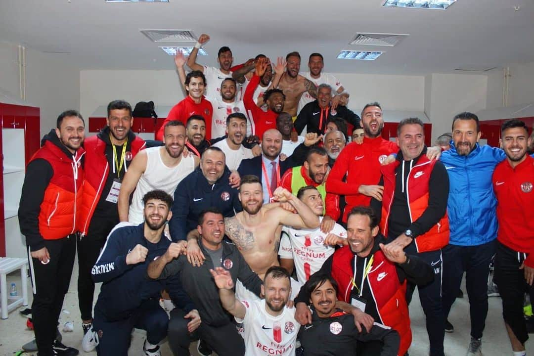 ルーカス・ポドルスキさんのインスタグラム写真 - (ルーカス・ポドルスキInstagram)「Team + Team behind the Team 🙏 #alltogether #soccer #turkey @antalyaspor 🔴⚪️」2月23日 23時05分 - lukaspodolski