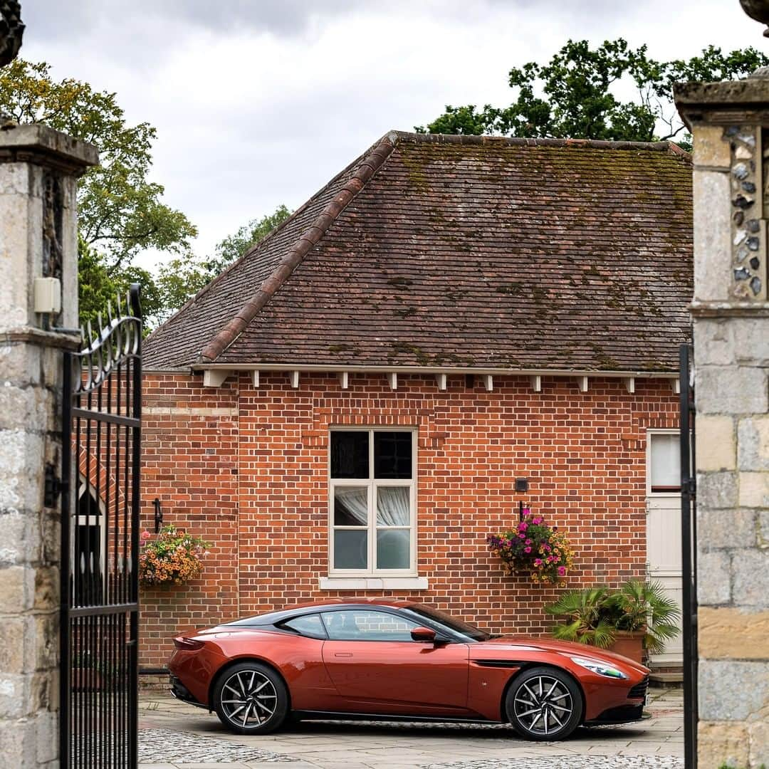 アストンマーチンさんのインスタグラム写真 - (アストンマーチンInstagram)「DB11 blends in with its surroundings yet still turns the heads of anyone lucky enough to cast their eyes over it.  #DB11 #AstonMartin #BeautifulIsANumber」2月23日 23時00分 - astonmartin