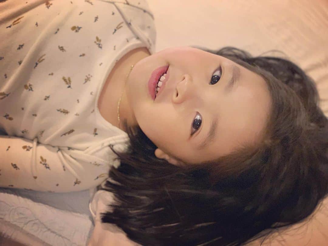 イ・ユンジのインスタグラム：「자려고 누운너와 눈이 마주치는데 왈칵 눈물을 쏟을뻔했어. 이렇게극한상황이 되어야만 소중한것을깨닫는건 아닌데. 이미 너희,우리의 아가들은 자체로 귀하고 소중한데. 너무나 무섭다.. #나의부모#나의친구#나의아가#나의지인#모두가연결고리#경각심을높이고자신을살피기#바른생각이절실한때#저도꼭그럴께요#그래주실꺼죠? 아가 잘자렴... 사랑해.」