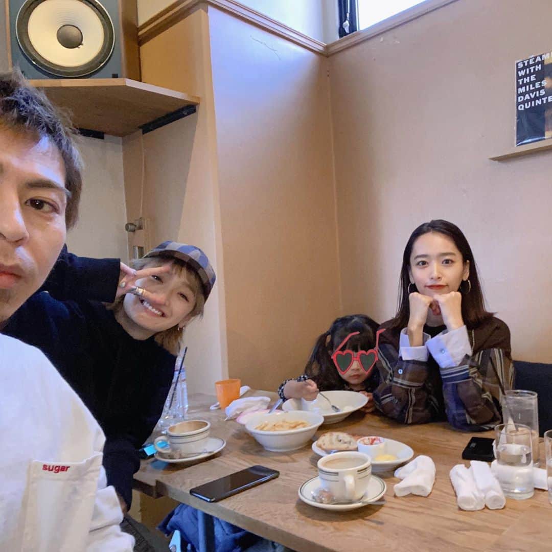 近藤千尋のインスタグラム：「いつもの3人で☕️❤️ 夜までお家でまったり💕 ご飯をおいしいおいしいと 食べてくれる友達がいると嬉しいね☺️✨ 全力でプリンセスごっこをした娘は 幸せそうに寝ています👸  #太田家は実家みたいと言われます #何時間でもいていいよ ♡笑」