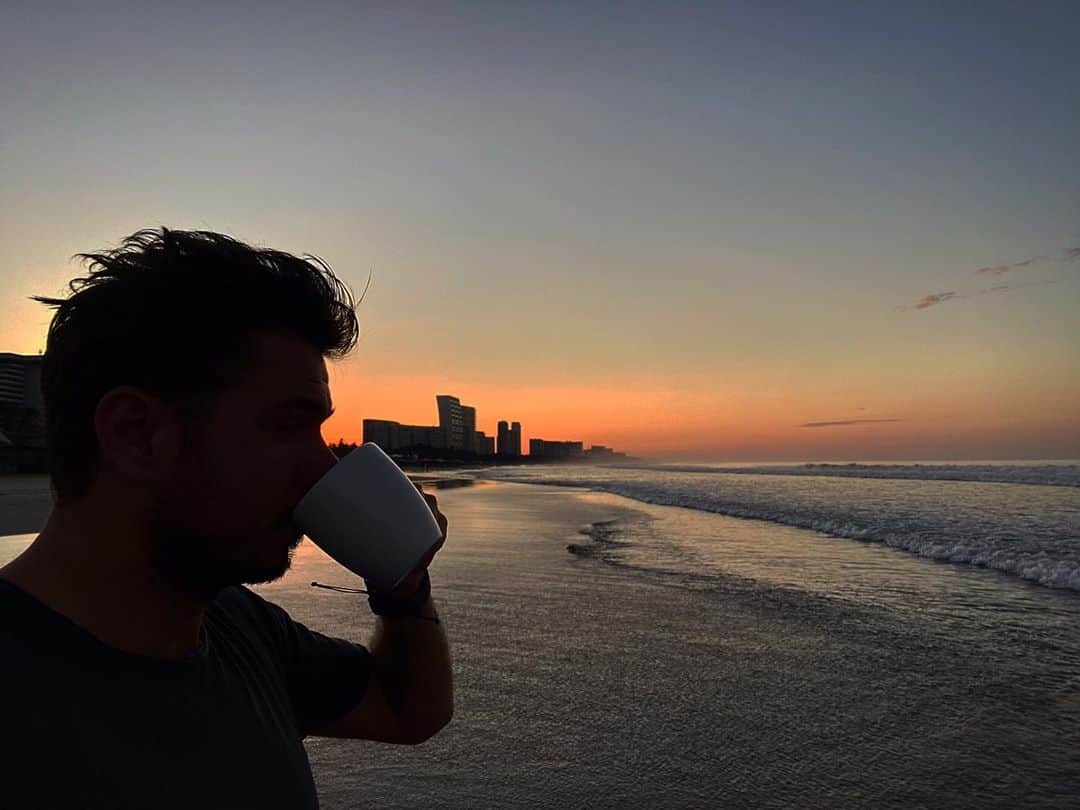 スタニスラス・ワウリンカさんのインスタグラム写真 - (スタニスラス・ワウリンカInstagram)「Nothing like starting my day with a cup of coffee watching the sunrise ! 🌅☕️☀️🇲🇽🙏🏻🧡 #sunrise #coffee #coffeelover #acapulco #beachlife #coffeearoundtheworld」2月23日 23時07分 - stanwawrinka85